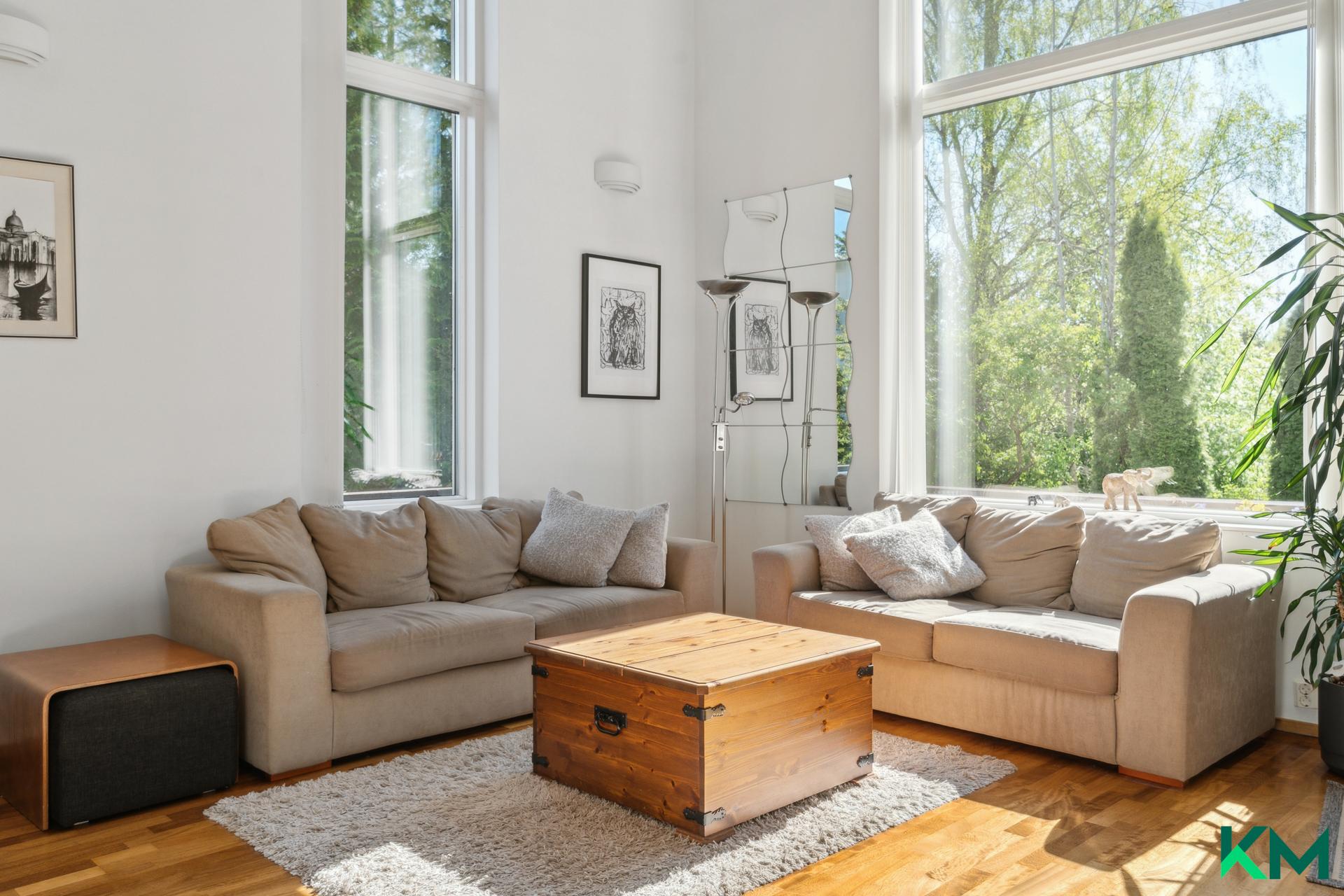 Isot ikkunat tuovat olohuoneeseen valoa