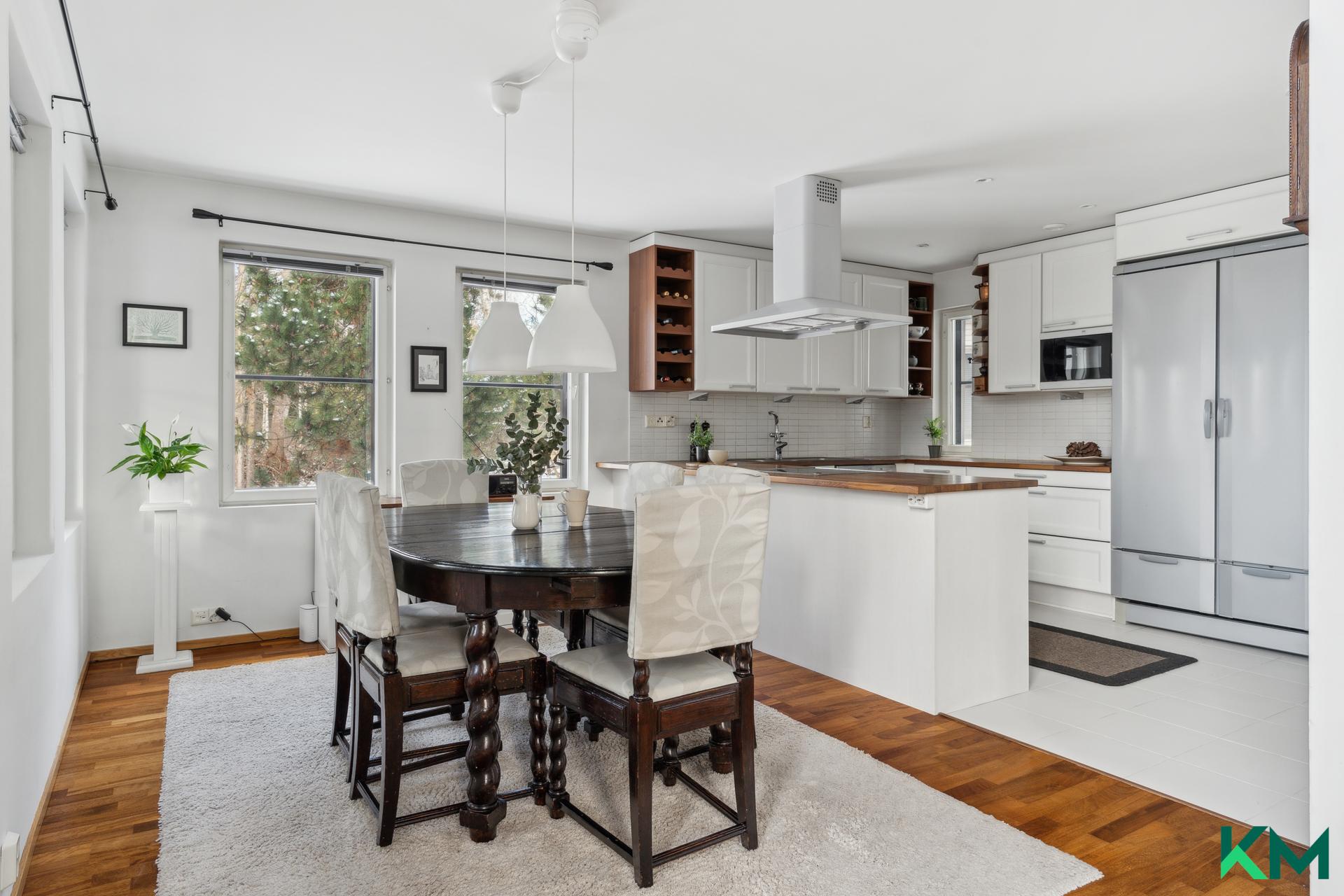 Ruokailutilaan mahtuu isokin pöytä