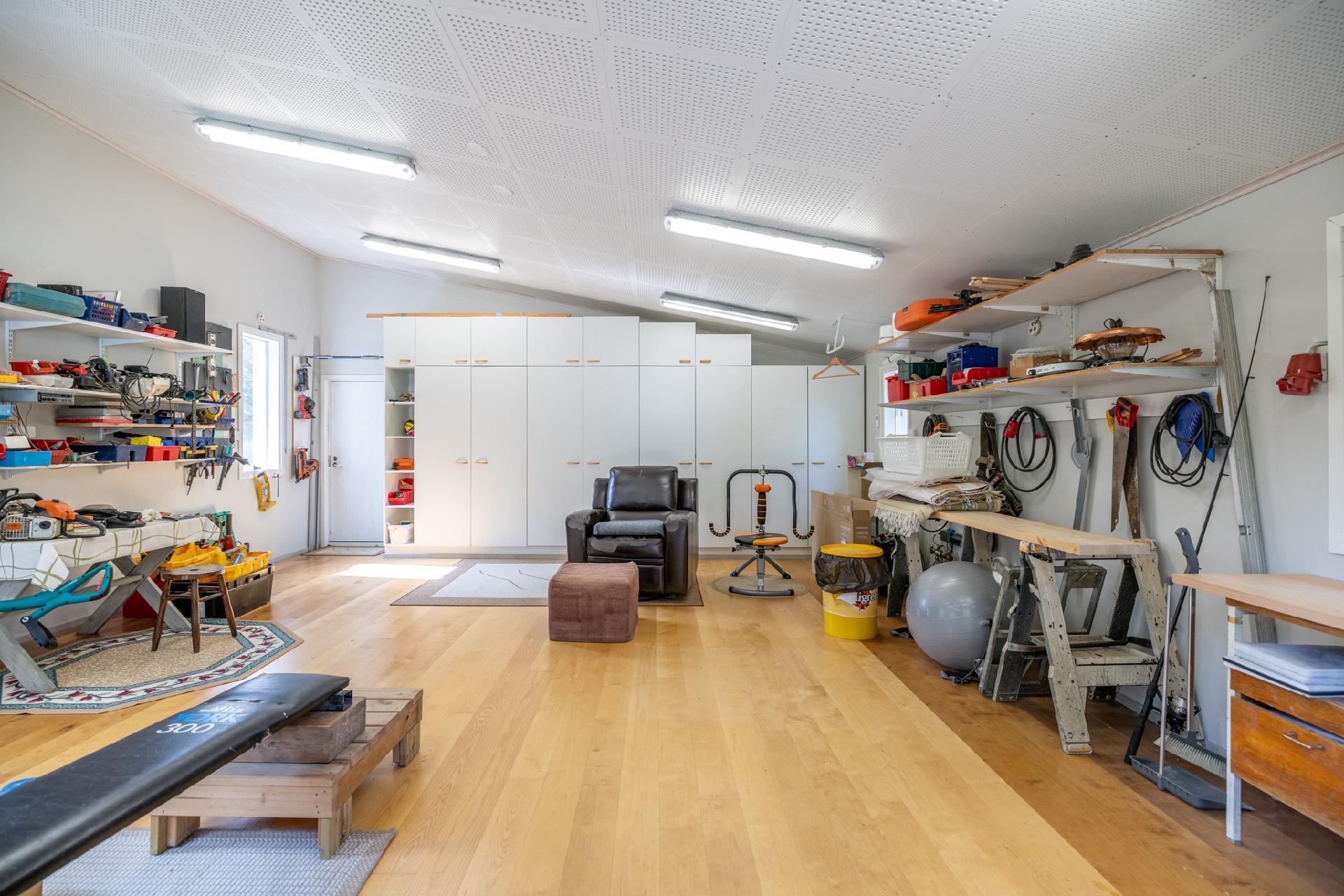 verstas/harrastetila (rakennuksen yläkerrassa)