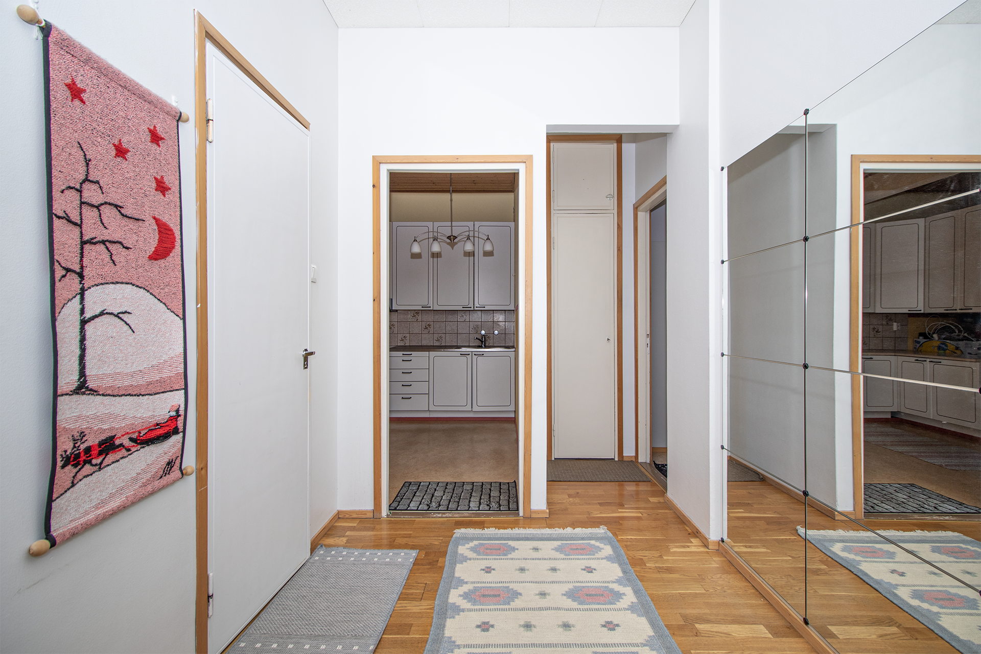 Näkymä etisestä keittiöön ja makuuhuoneeseen