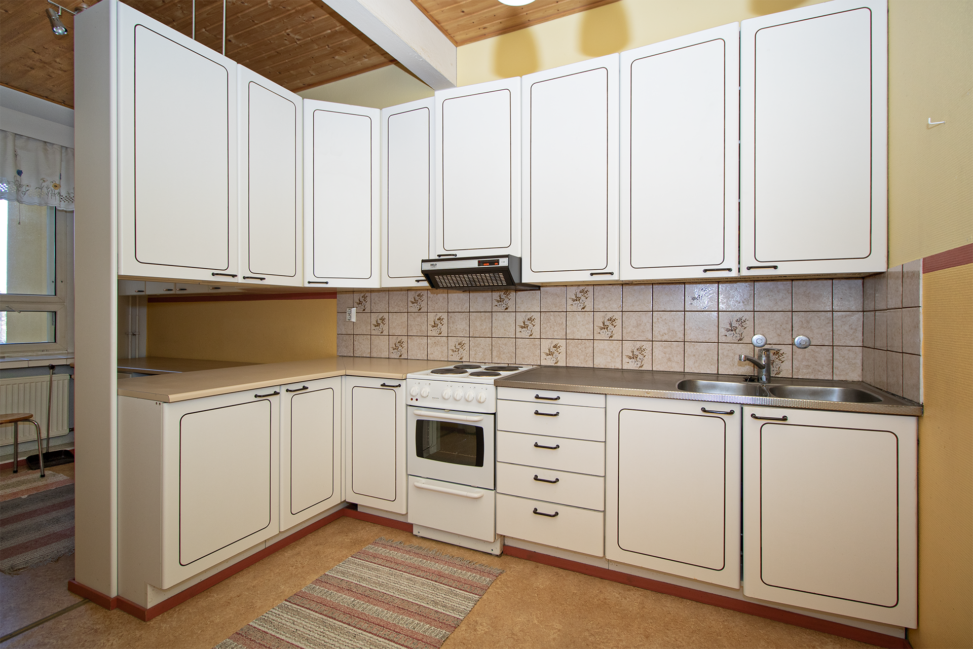 keittiössä runsaasti kaappi-ja laskutilaa