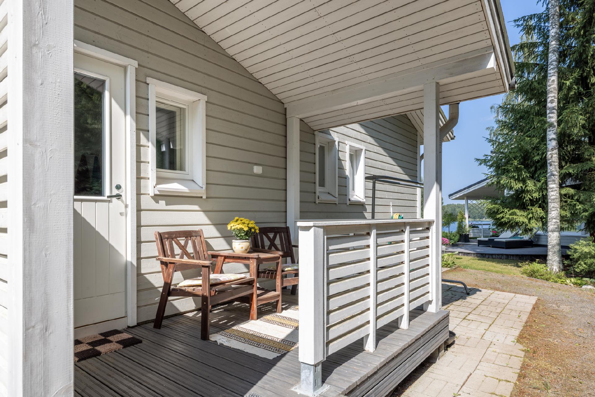 kodinhoitohuoneesta käynti terassille