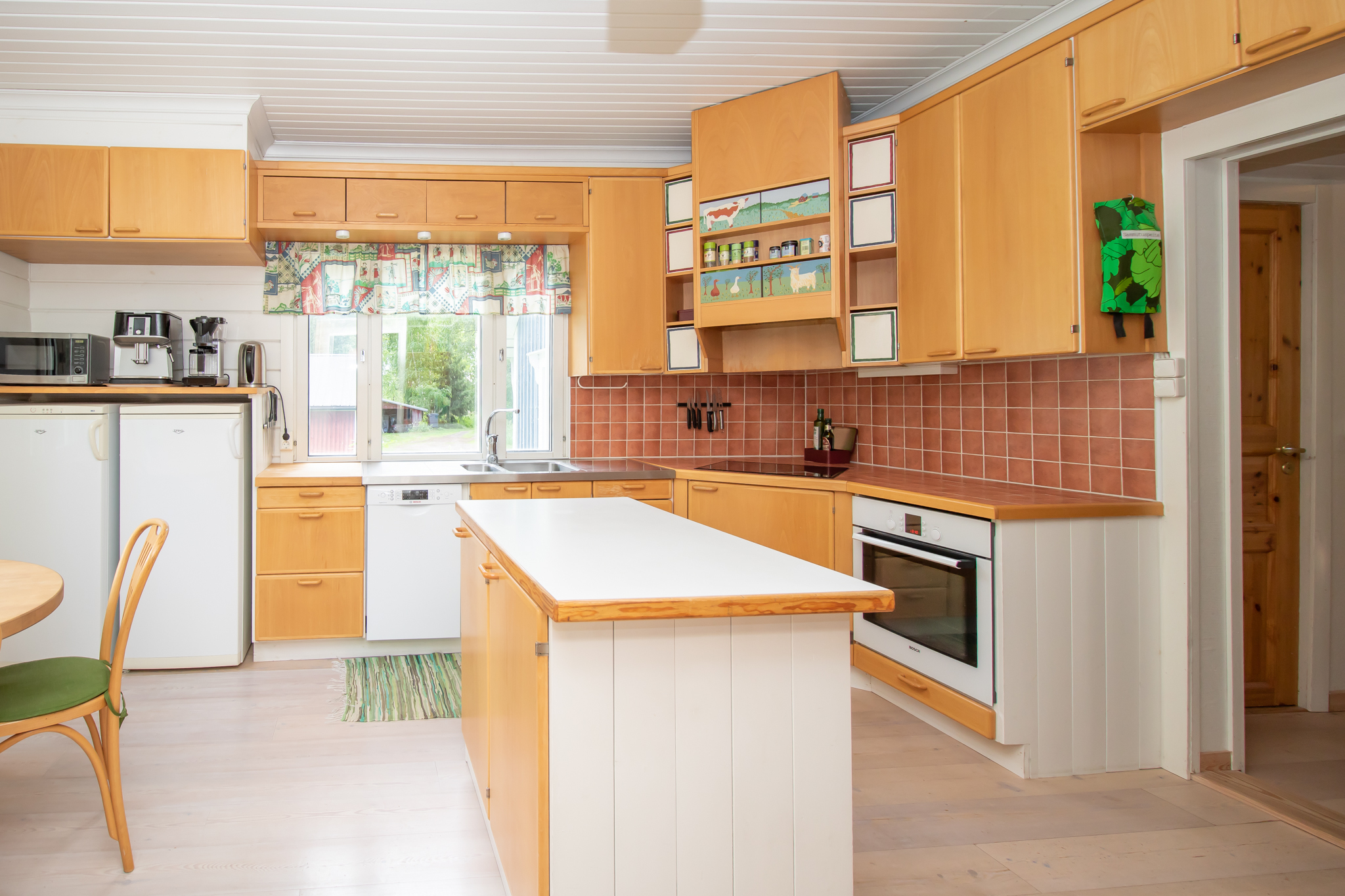 keittiö saarekkeella