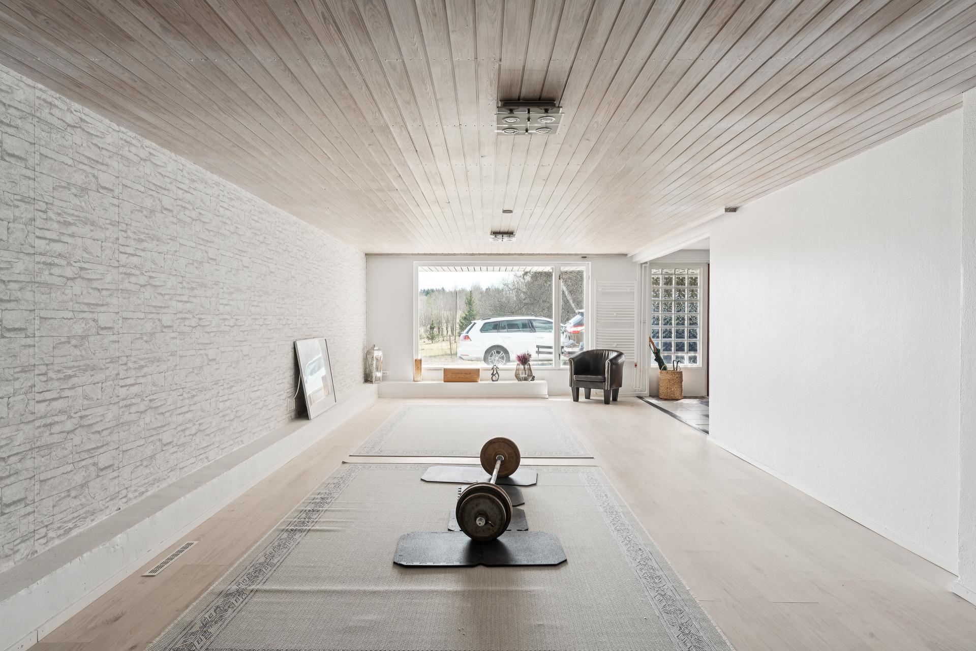 Takkahuone, lattian alla uima-allas