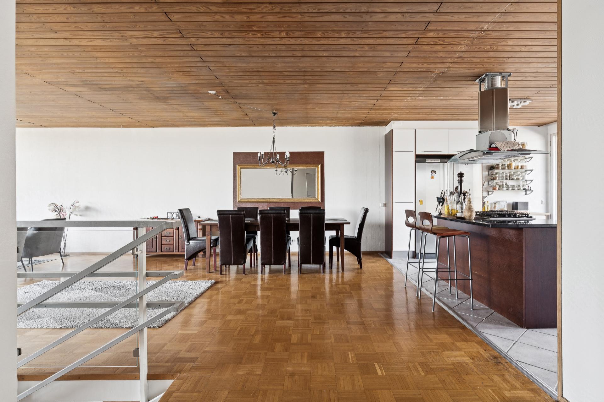 Avoin ruokailutila-keittiö