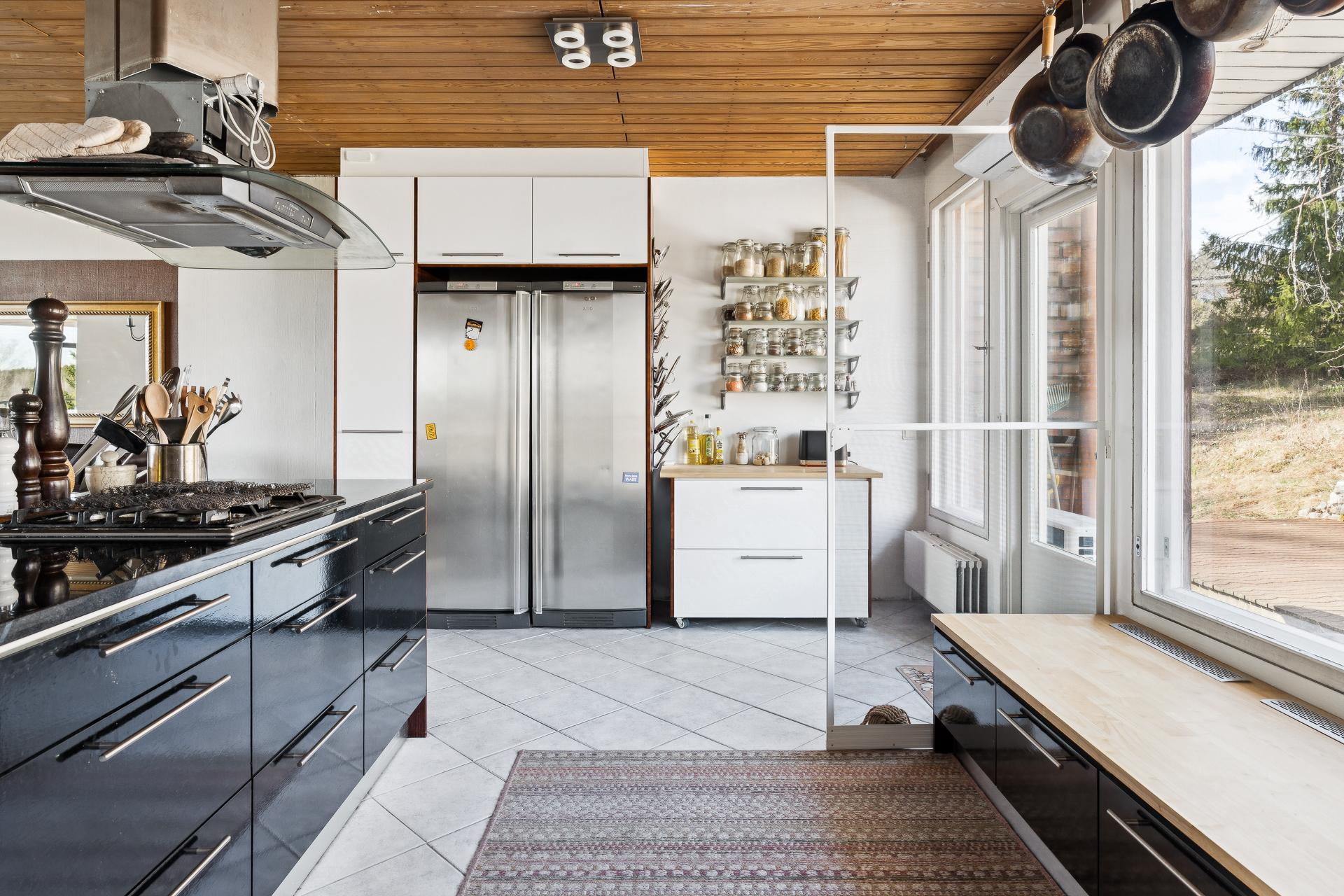 Keittiö, käynti takaterassille