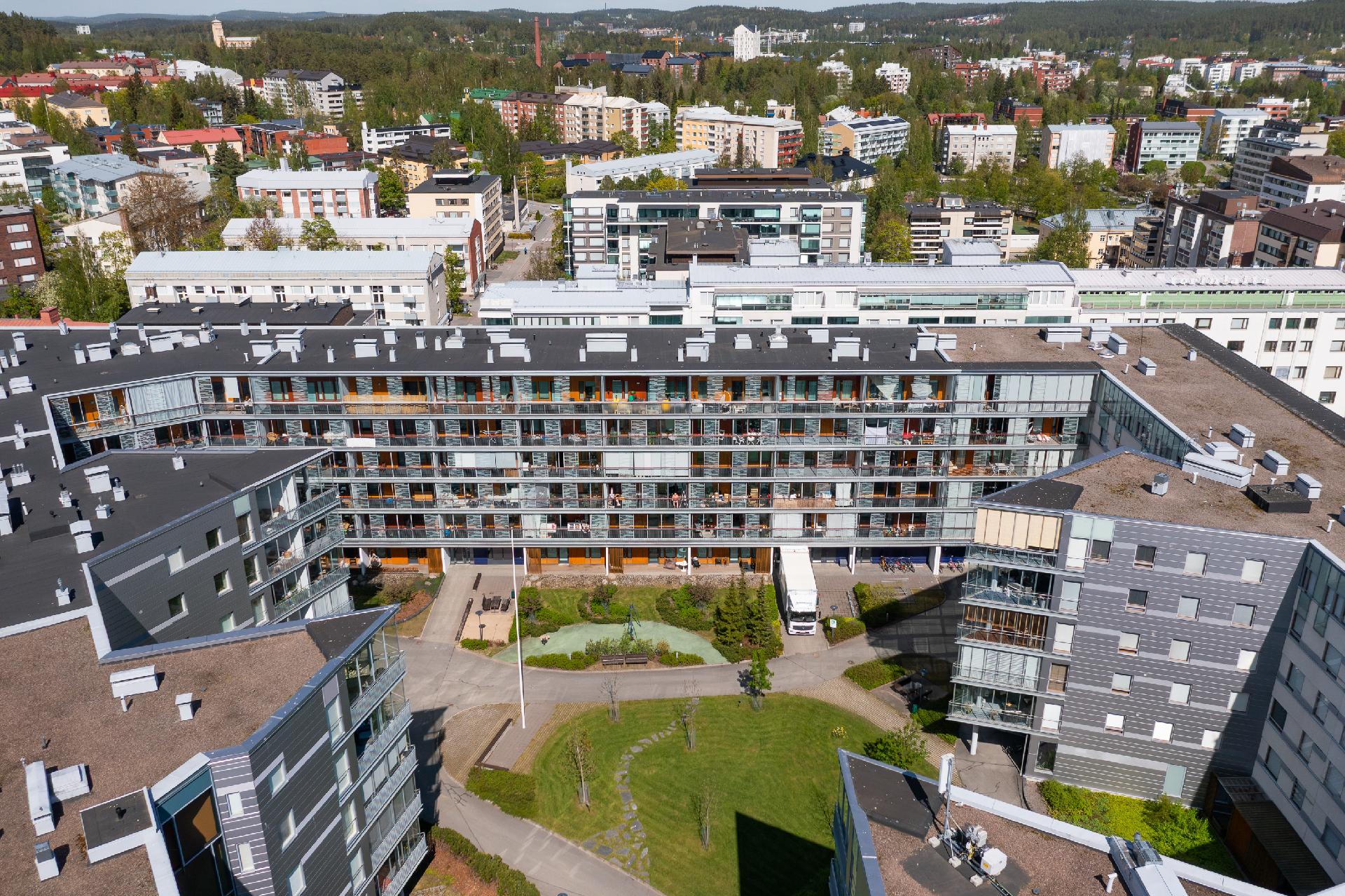 Taloyhtiön sisäpihaa