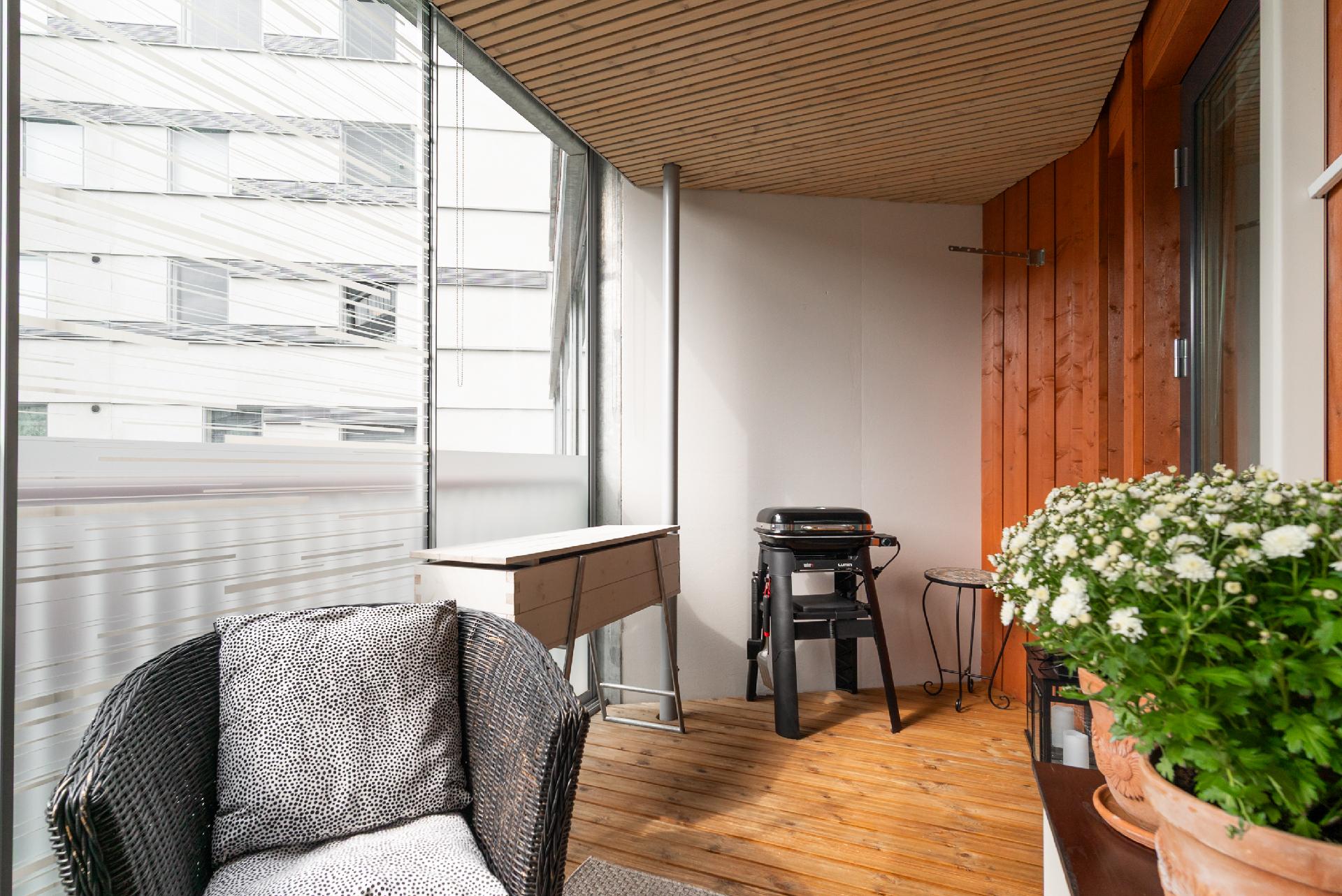 Lasitettu parveke, johon käynti olohuoneesta