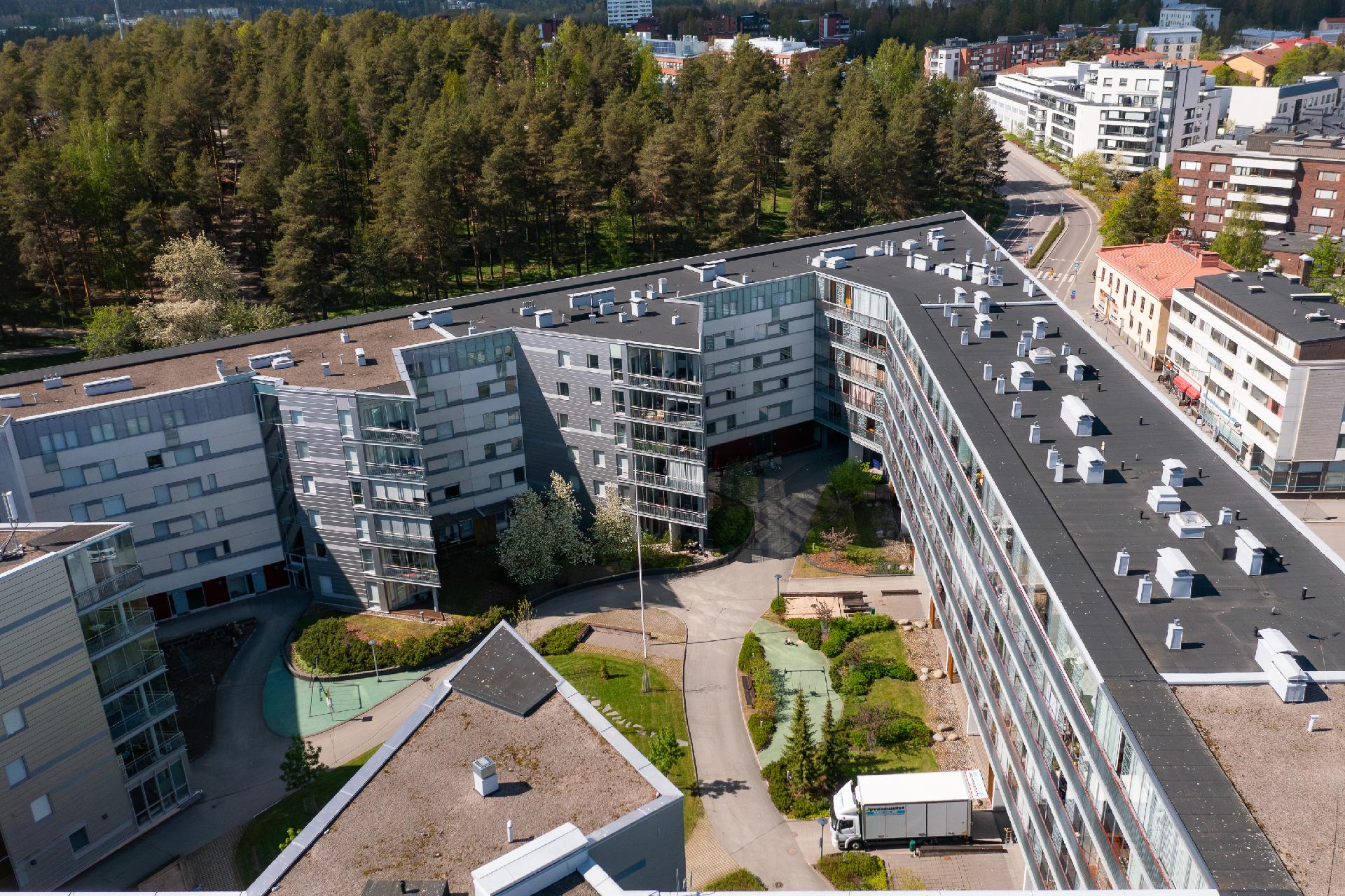Taloyhtiön sisäpihaa