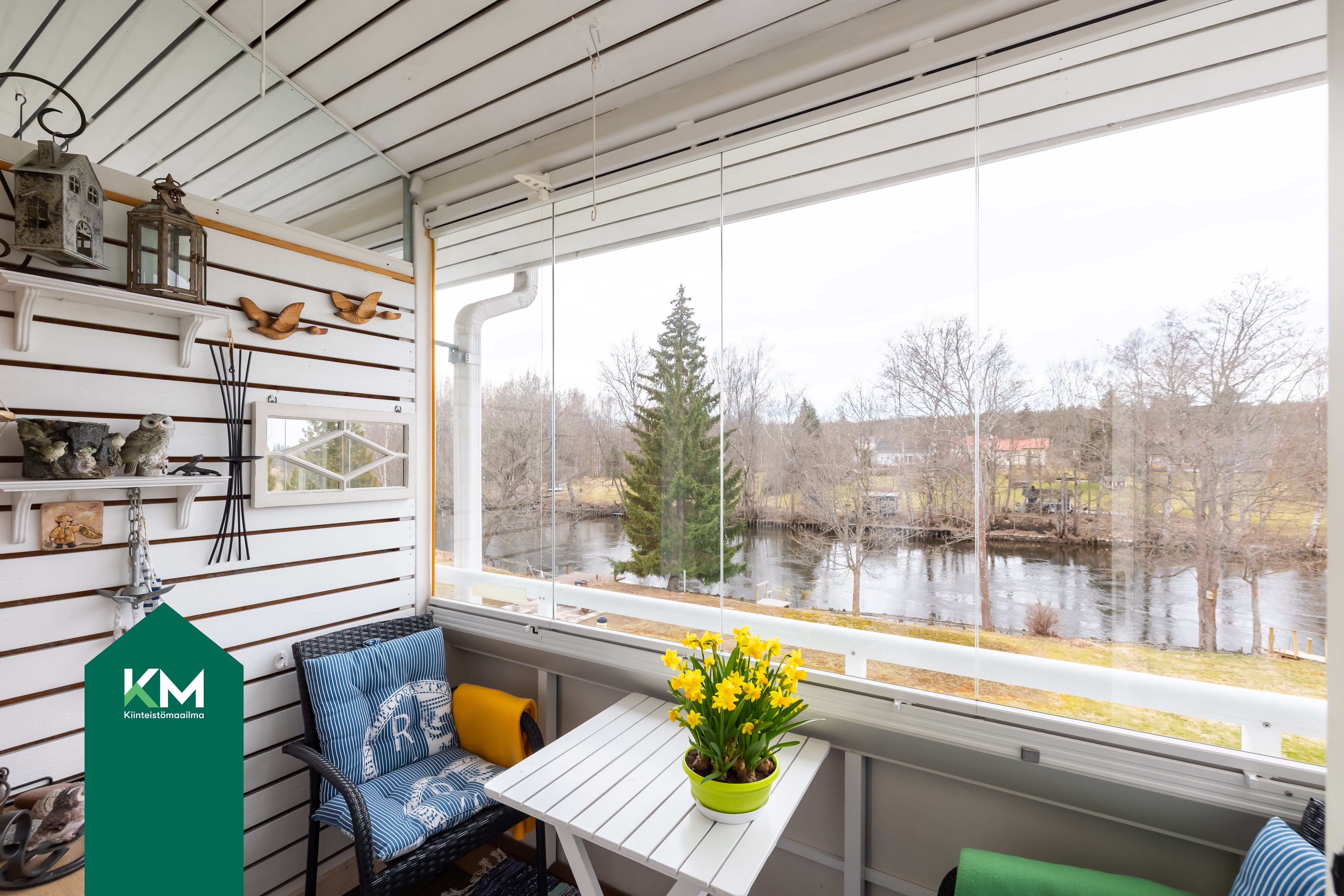 Upeat jokinäkymät lasitetulta parvekkeelta