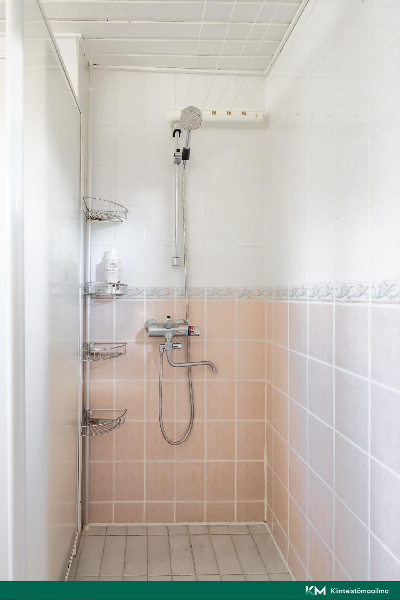 Pesuhuoneen suihkunurkkaus