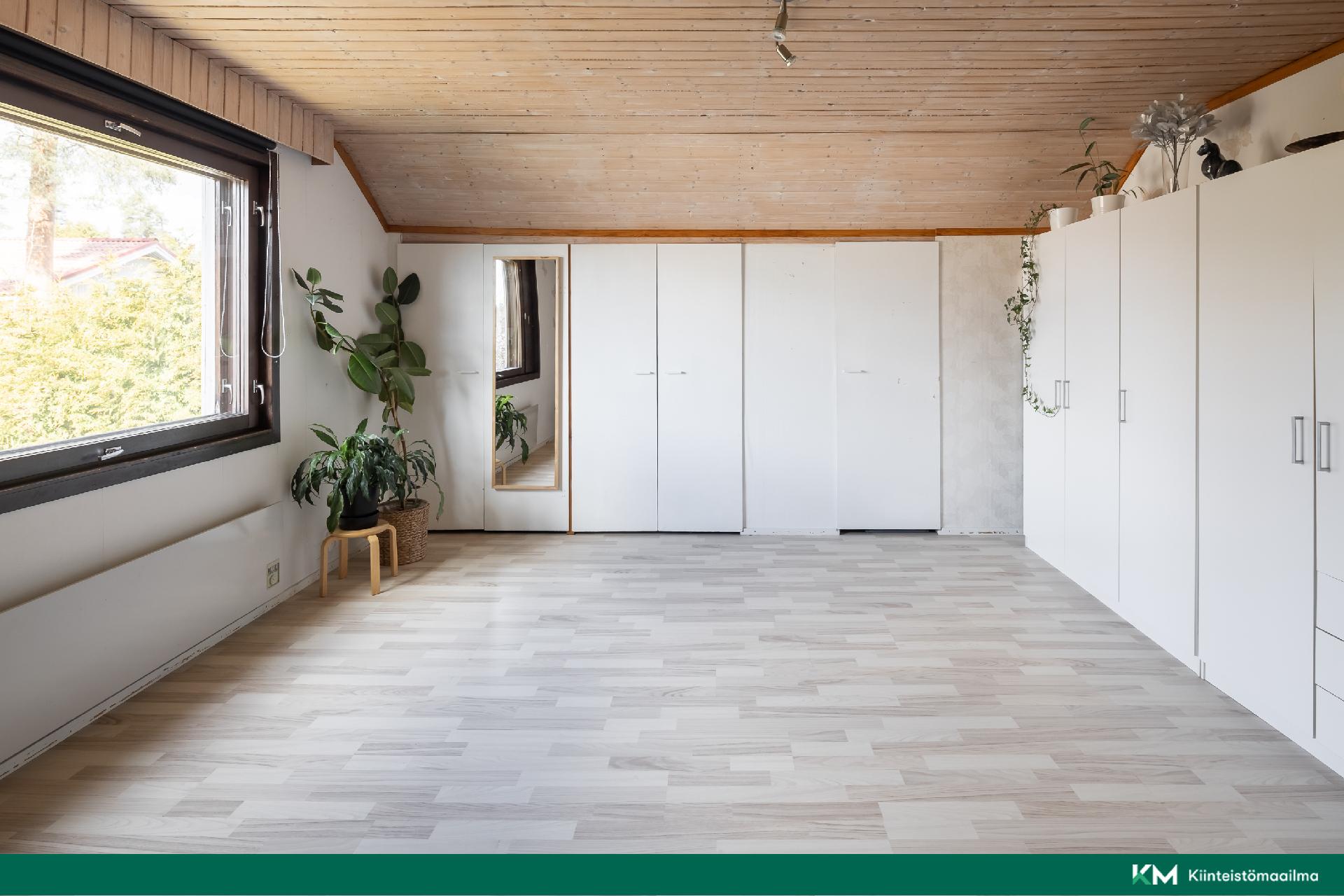 Yläkerran makuuhuone 1