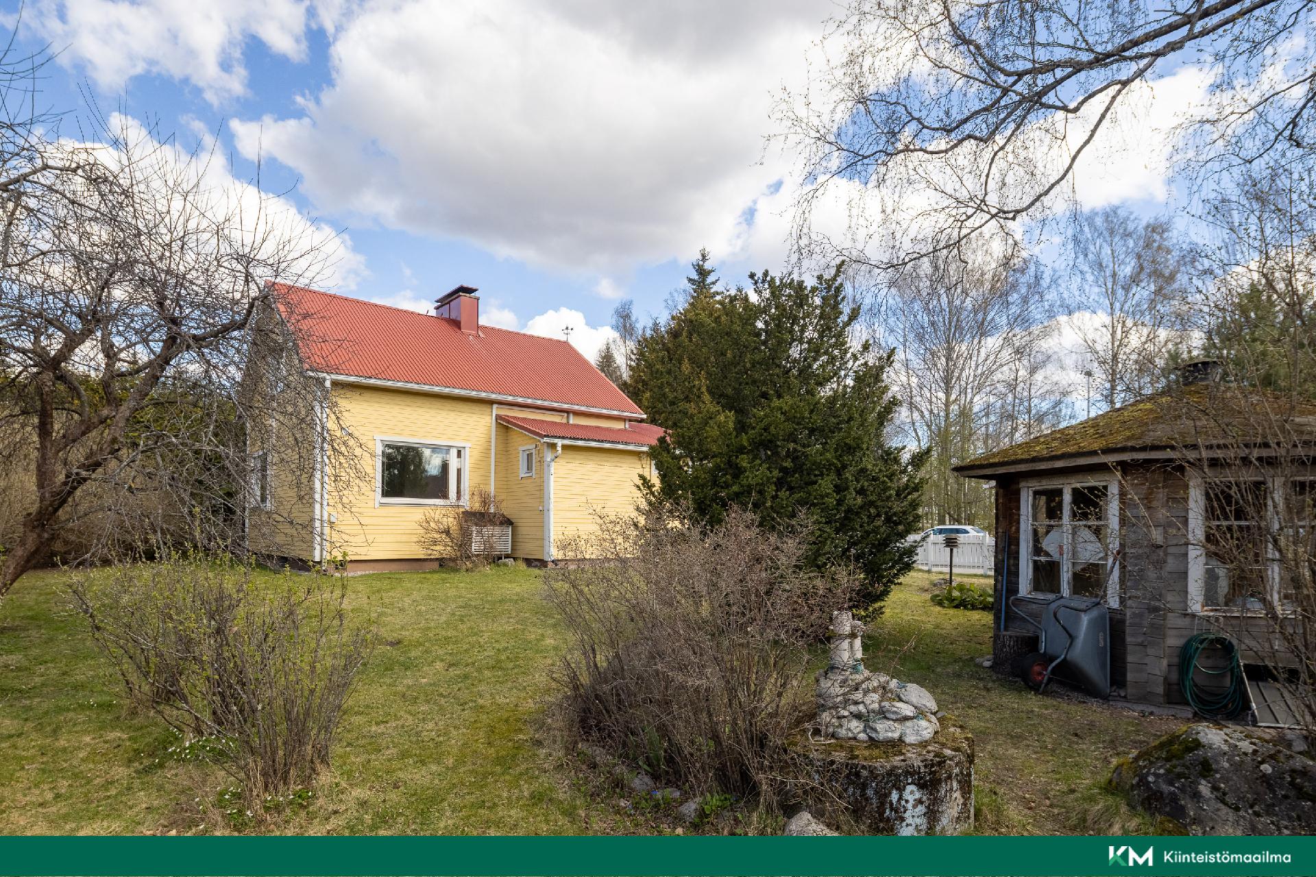 Pihapiirissä on mm omenapuu, marjapensaita ja huvimaja