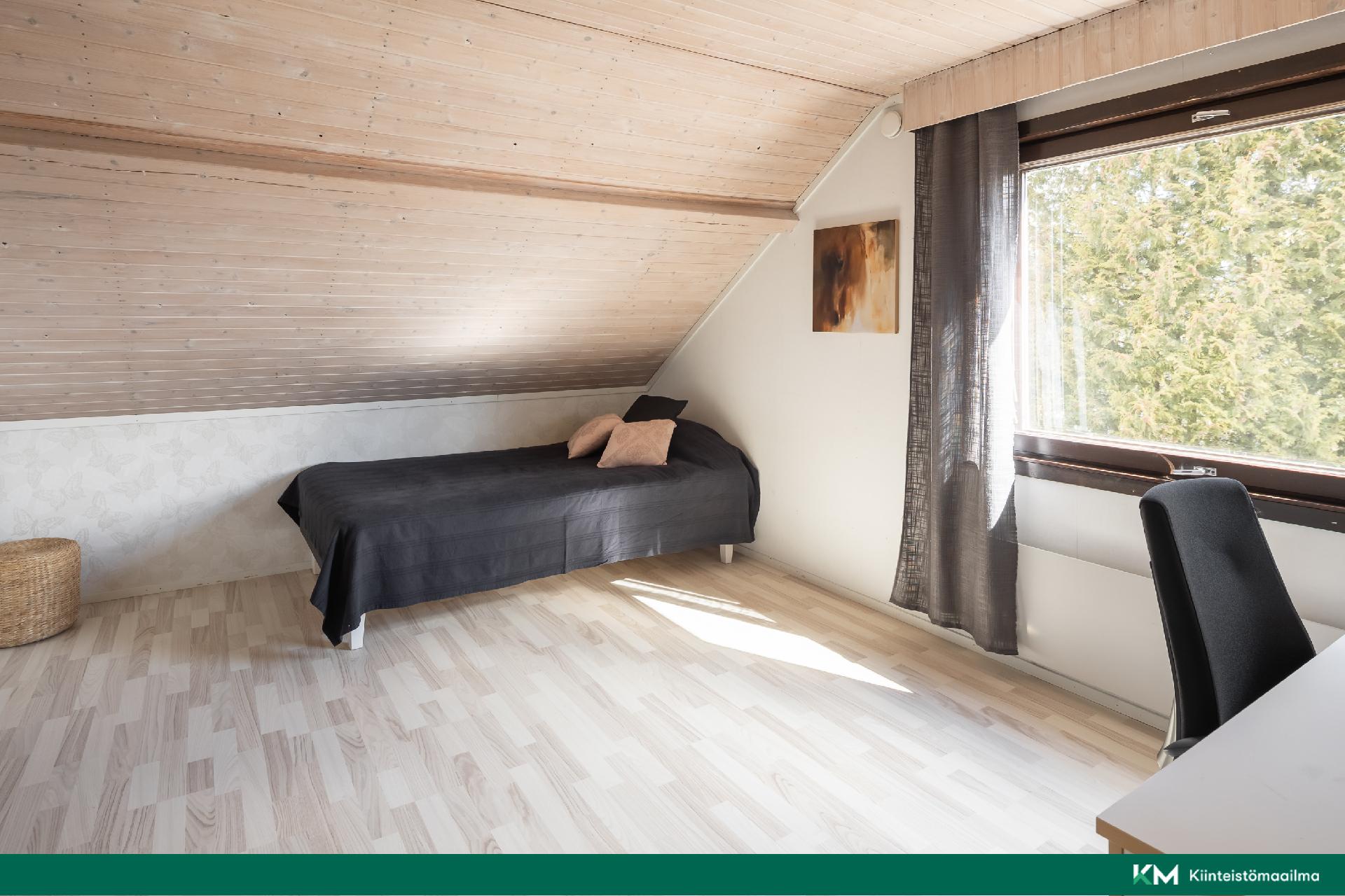 Yläkerran makuuhuone 2
