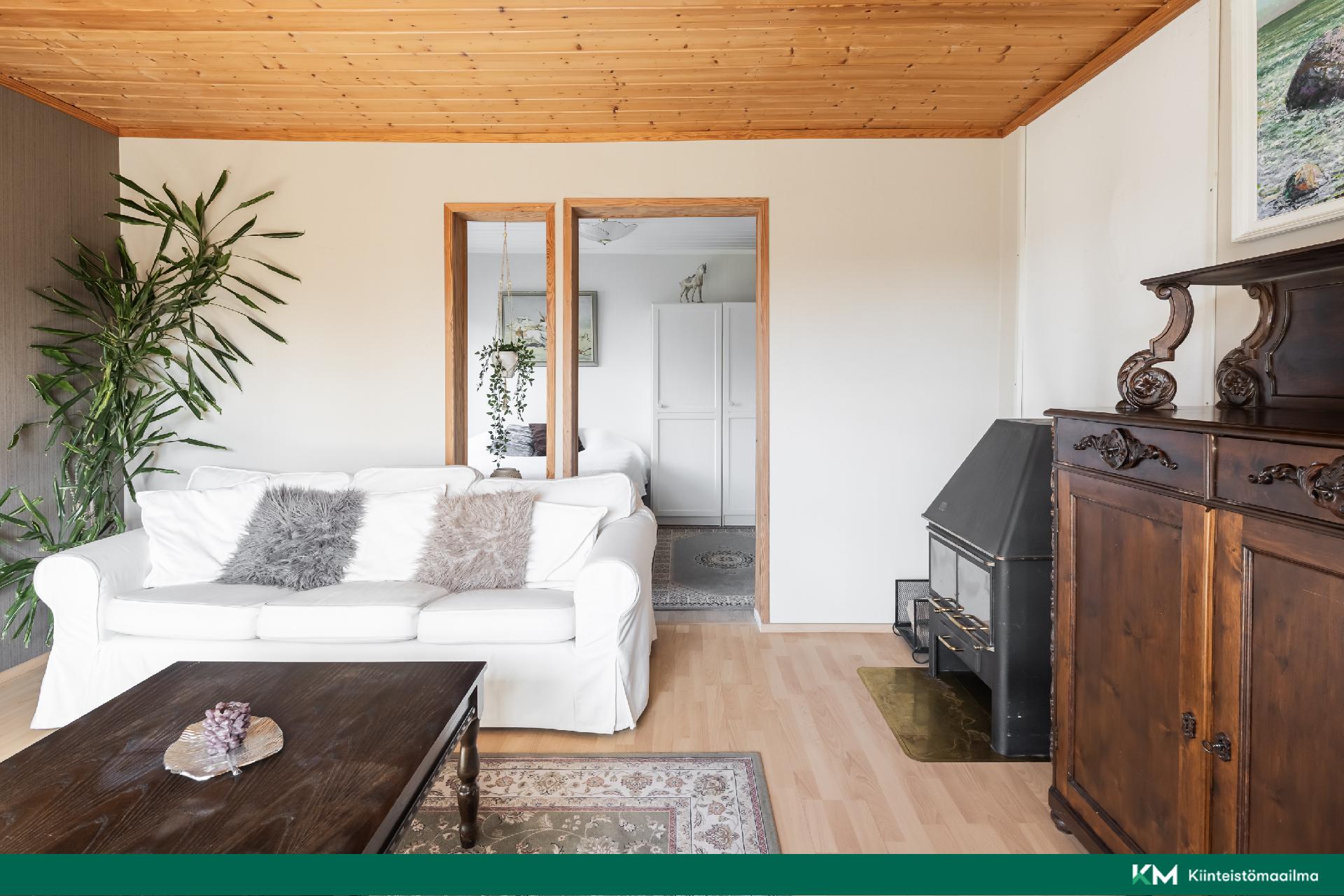 Olohuone taustalla makuuhuone