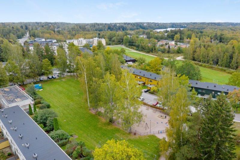 Lähderannan keskellä on yhtiön oma iso viheralue