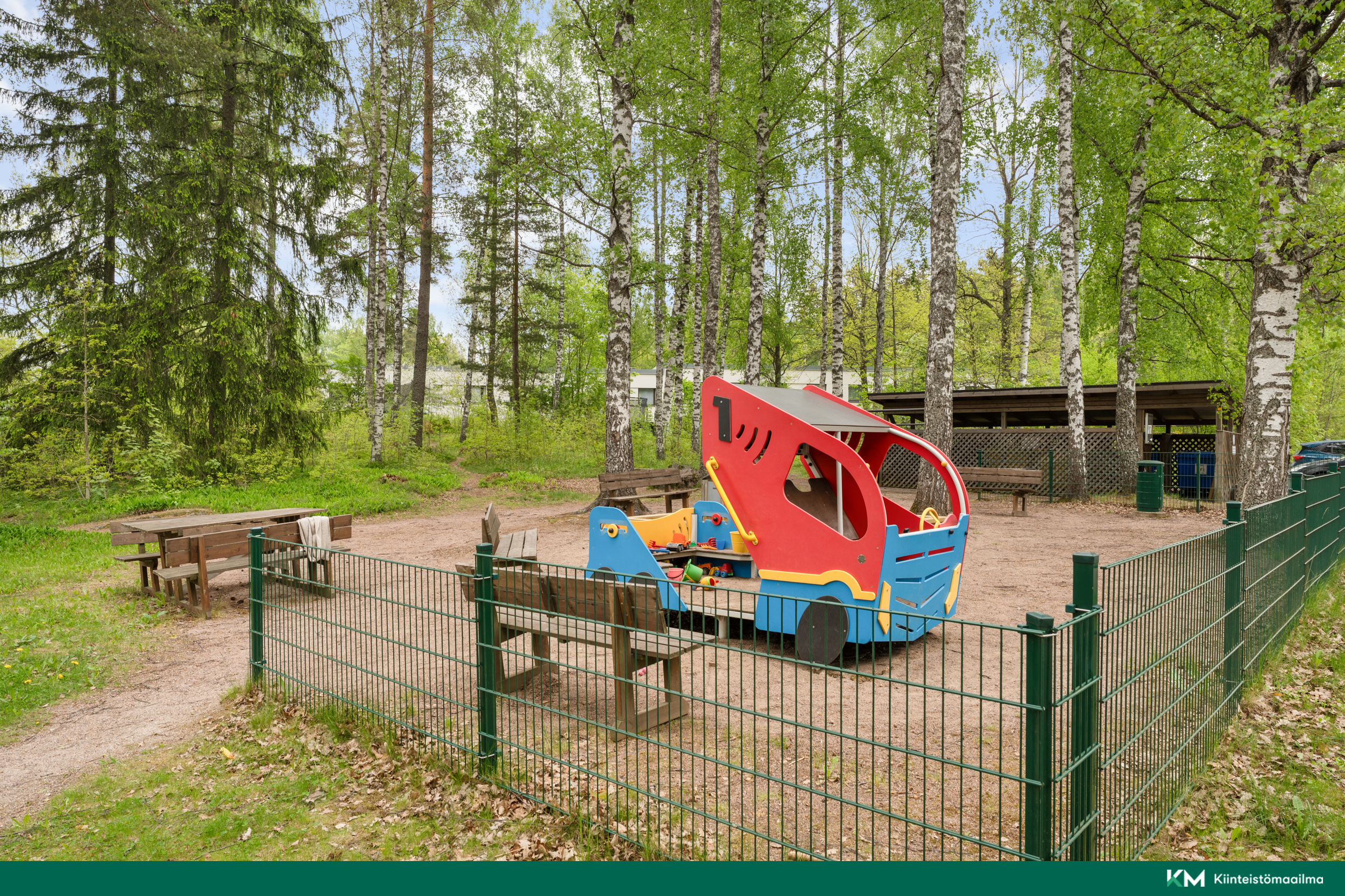 Yhtiön piha-alueella on useita leikkipaikkoja