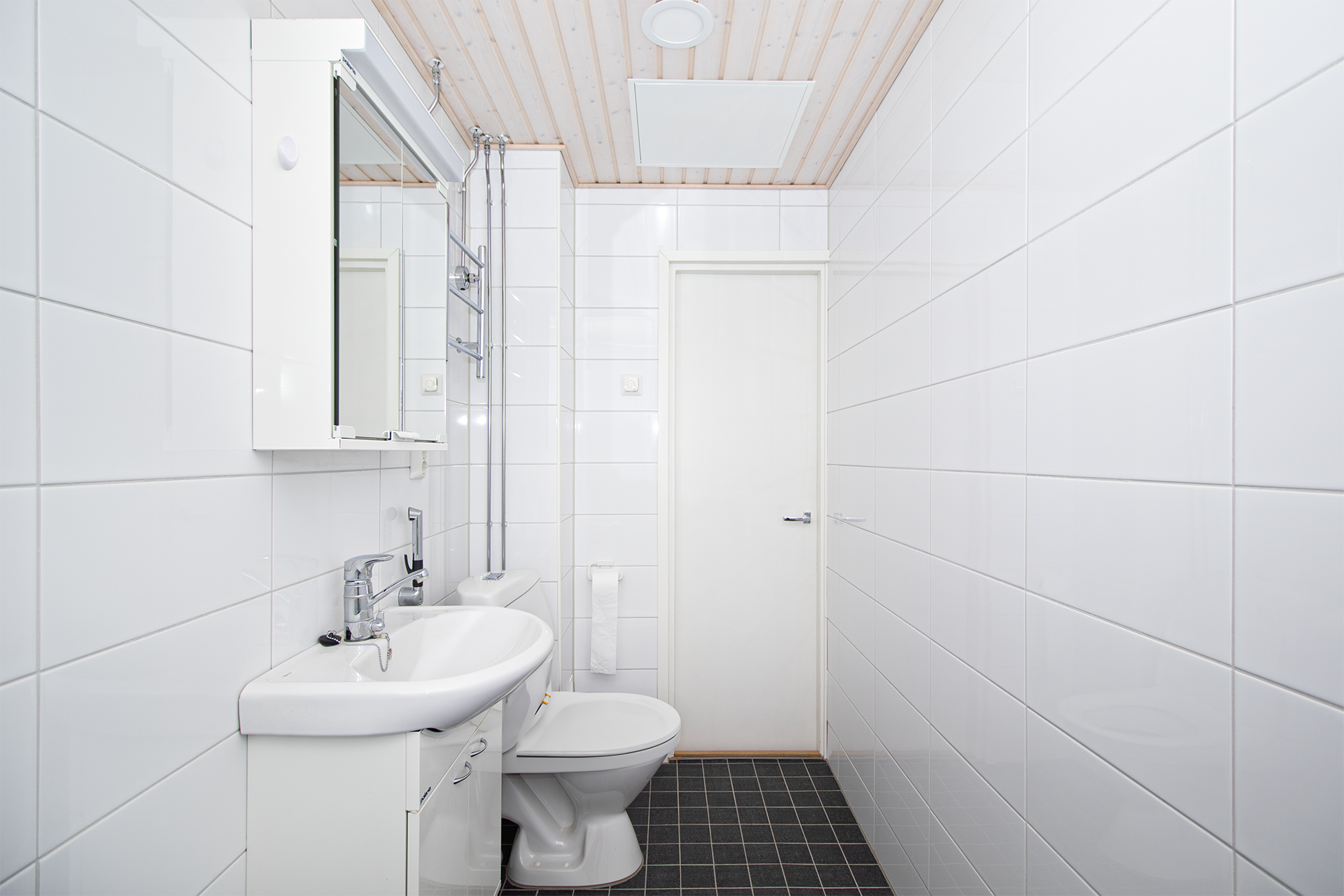 remontoitu kylpyhuone jossa Wc-istuin