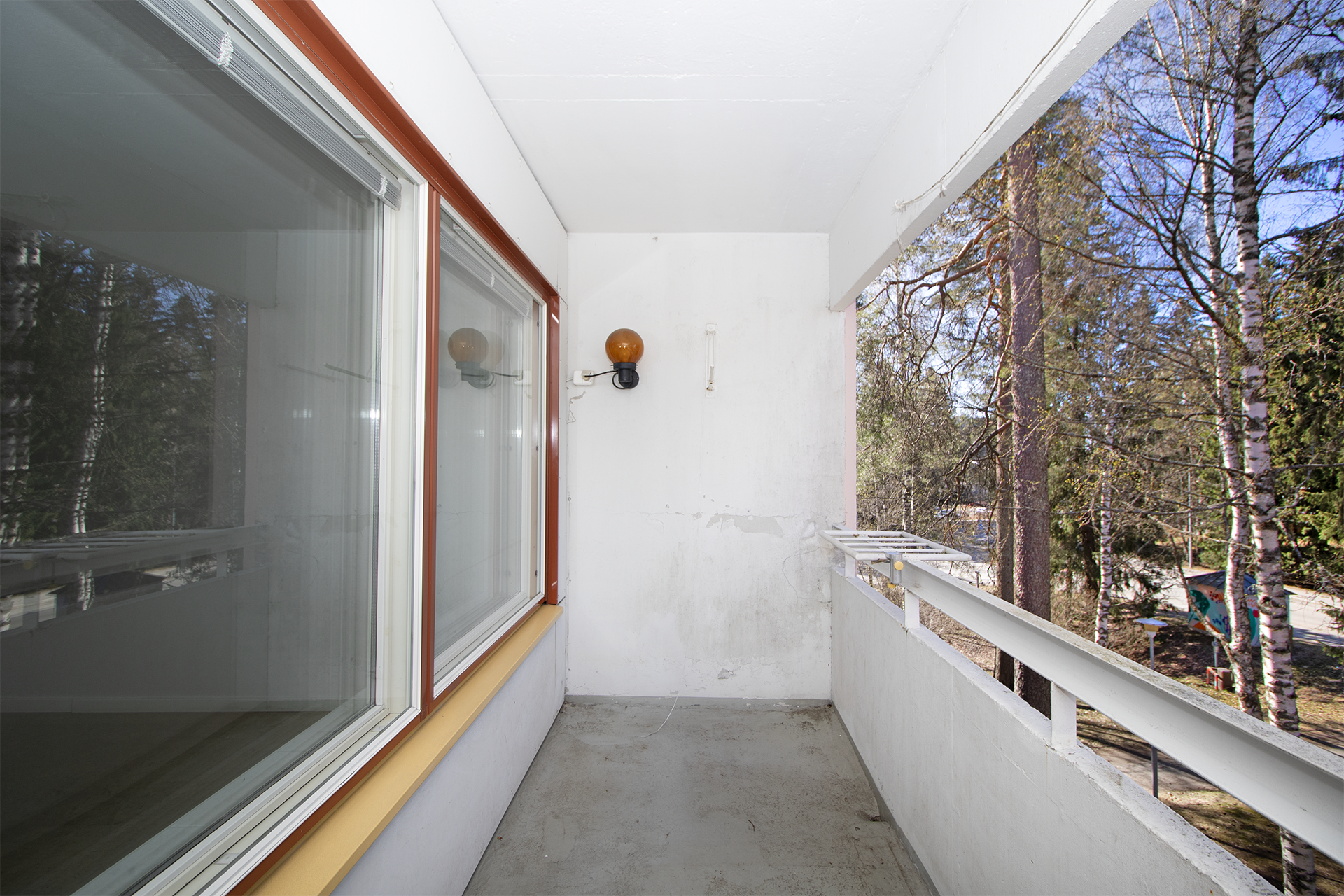 reilunkokoinen parveke ilta-aurinkoon