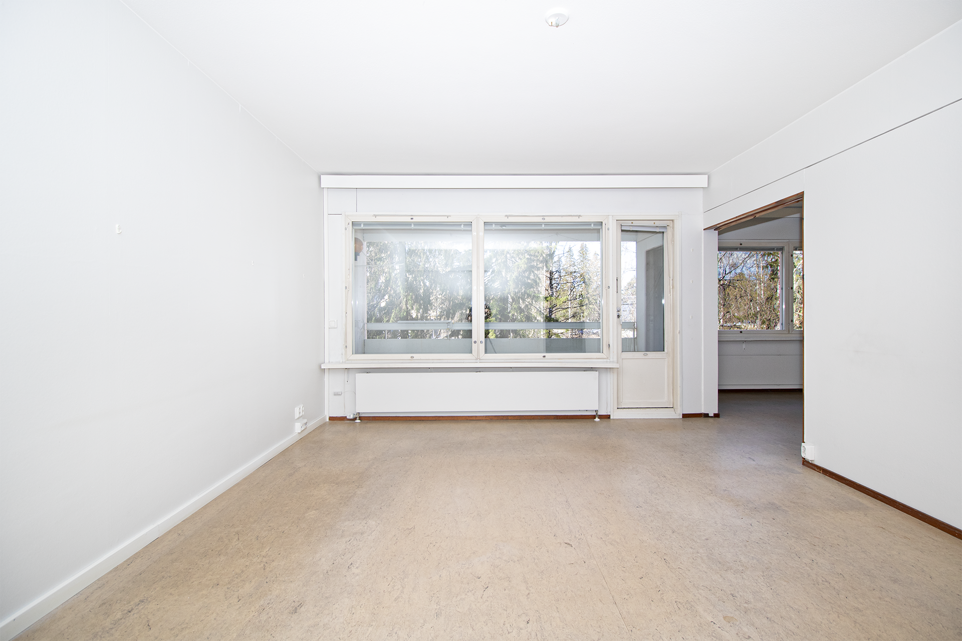 Valoisa olohuone josta käynti parvekkeelle