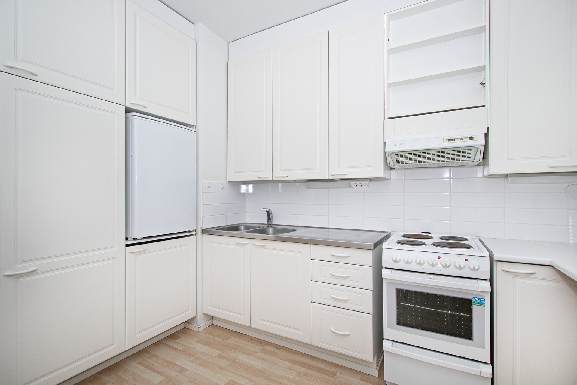 keittiössä runsaasti kaappi-ja laskutilaa