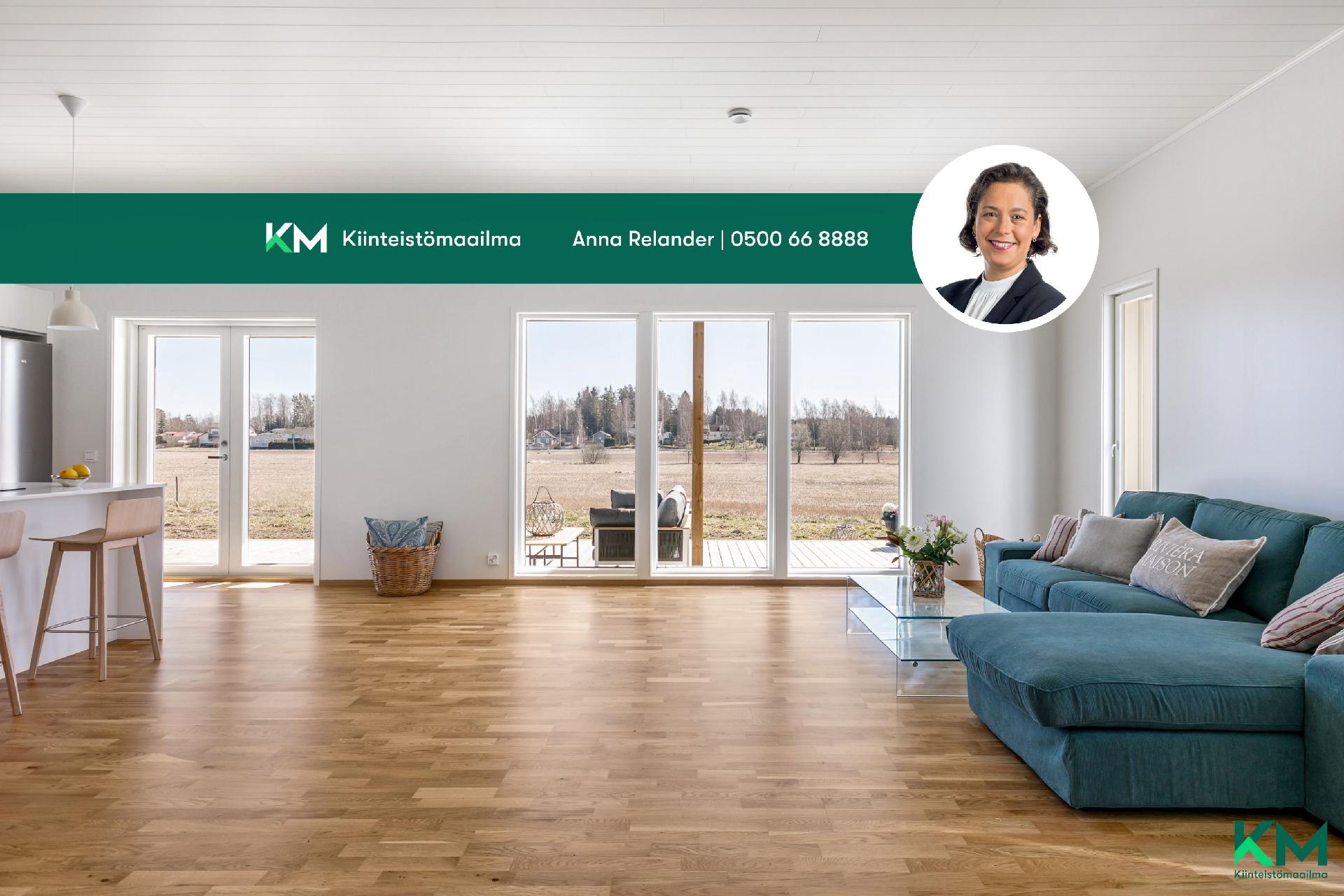 Olohuoneessa on ihastuttavat isot ikkunat, joten valoa riittää - Vardagsrummet har härliga stora fönster, så det kommer in gott om ljus 