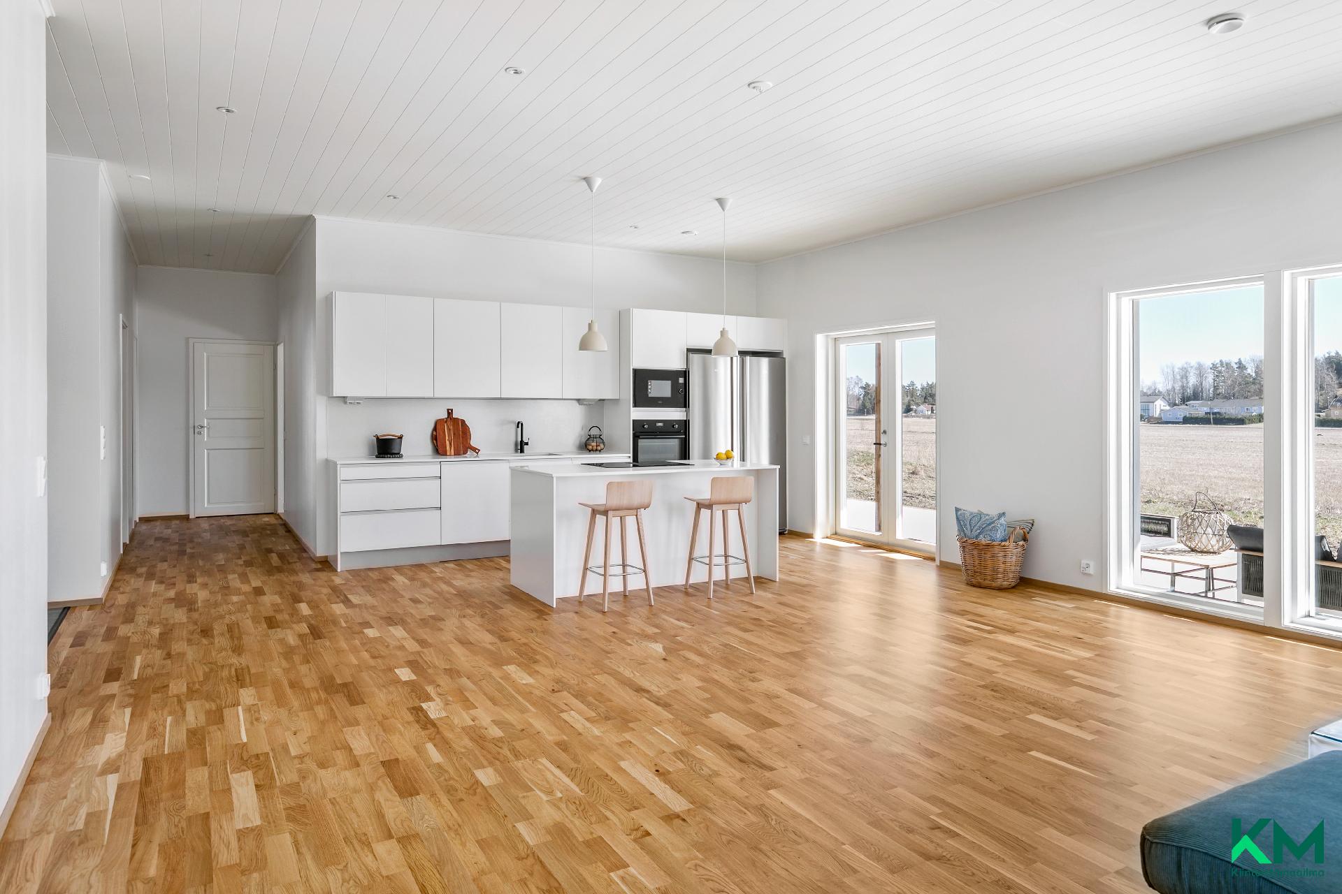 Isollekin ruokailuryhmälle on tilaa keittiön vieressä - Bredvid köket finns det plats för en stor matgrupp