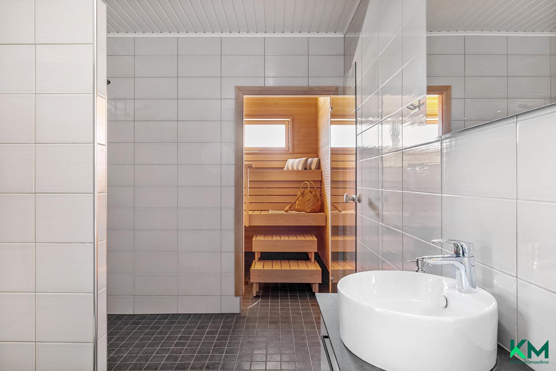 Kylpyhuone on tilava - Badrummet är rymligt