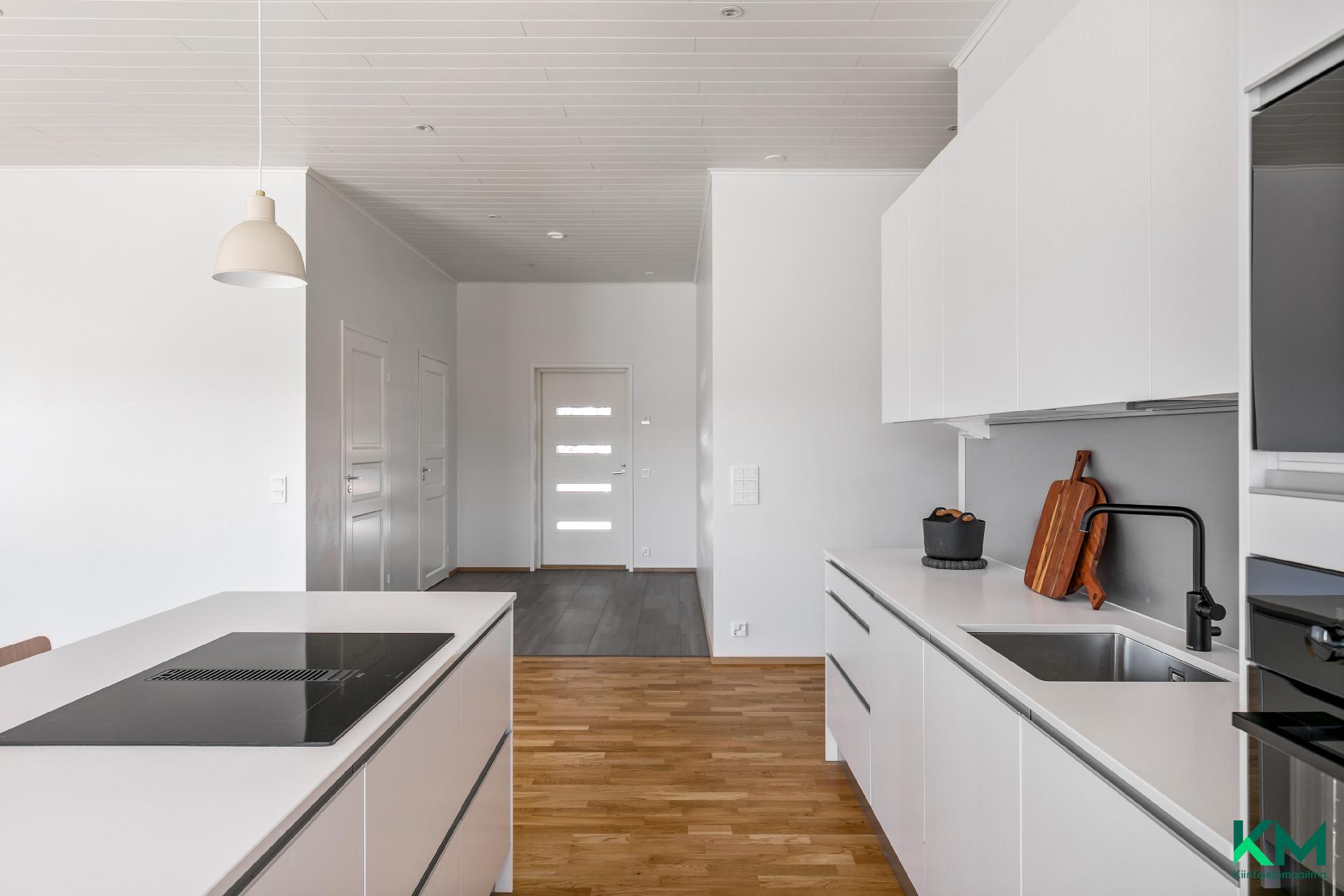 Tämä keittiö on niin estetiikkaa kuin käytännöllisyyttä arvostavalle - Det här köket passar både dig som gillar snygg design och praktiska lösningar