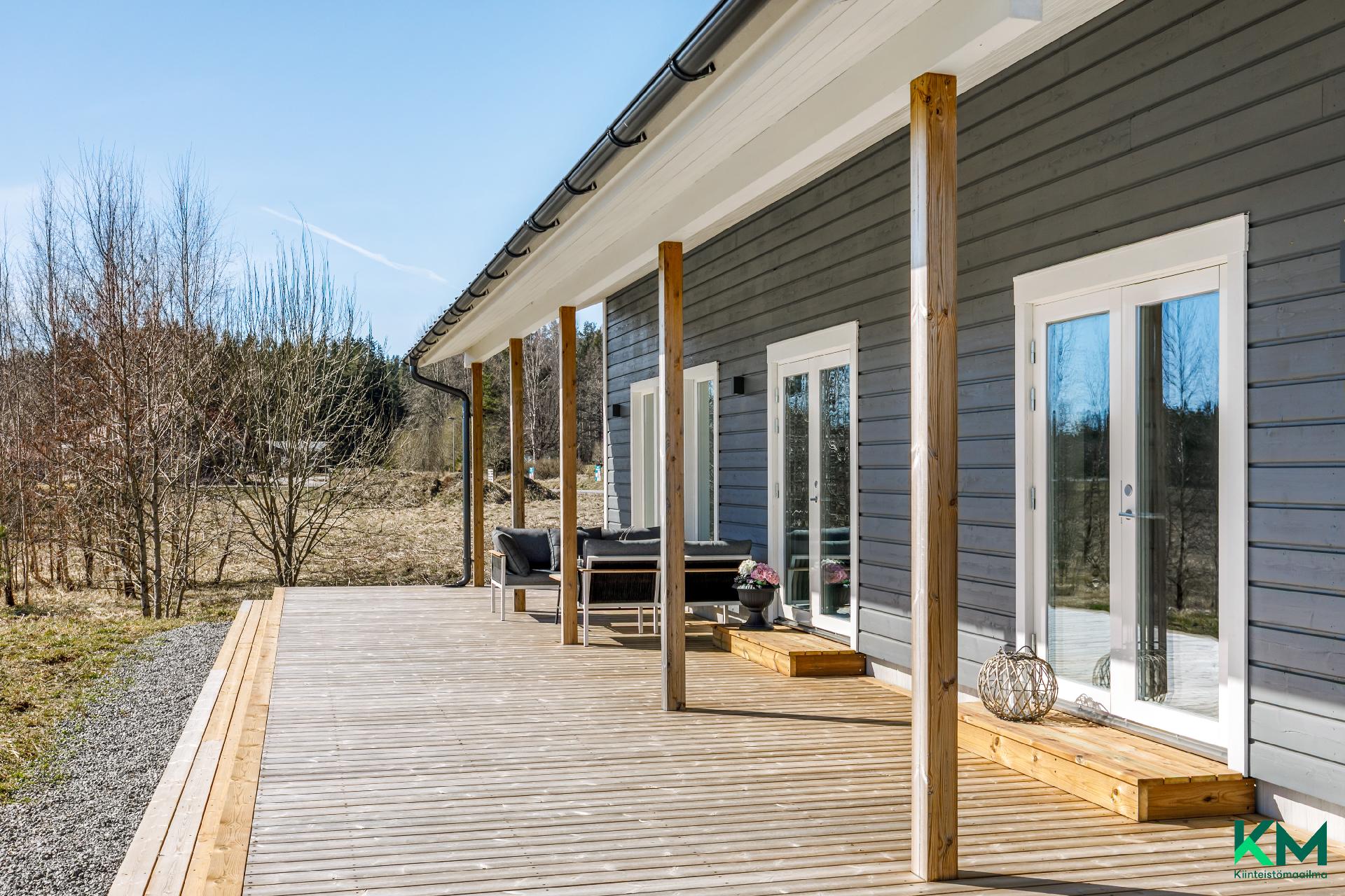 Isolla aurinkoterassilla viihtyy takuulla - På den stora solterrassen trivs man garanterat