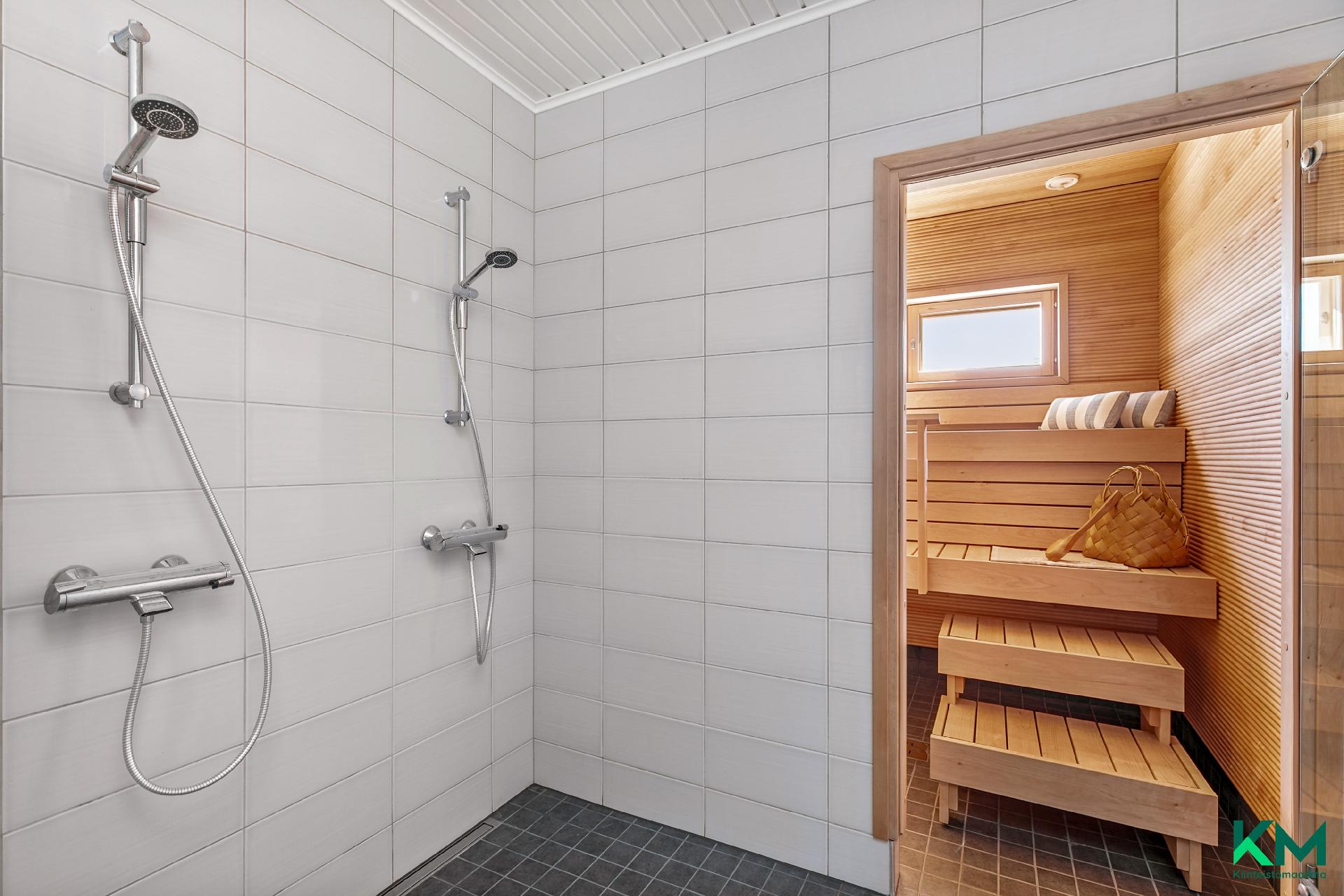 Kph:ssa on kahdet suihkut - Badrummet har två duschar