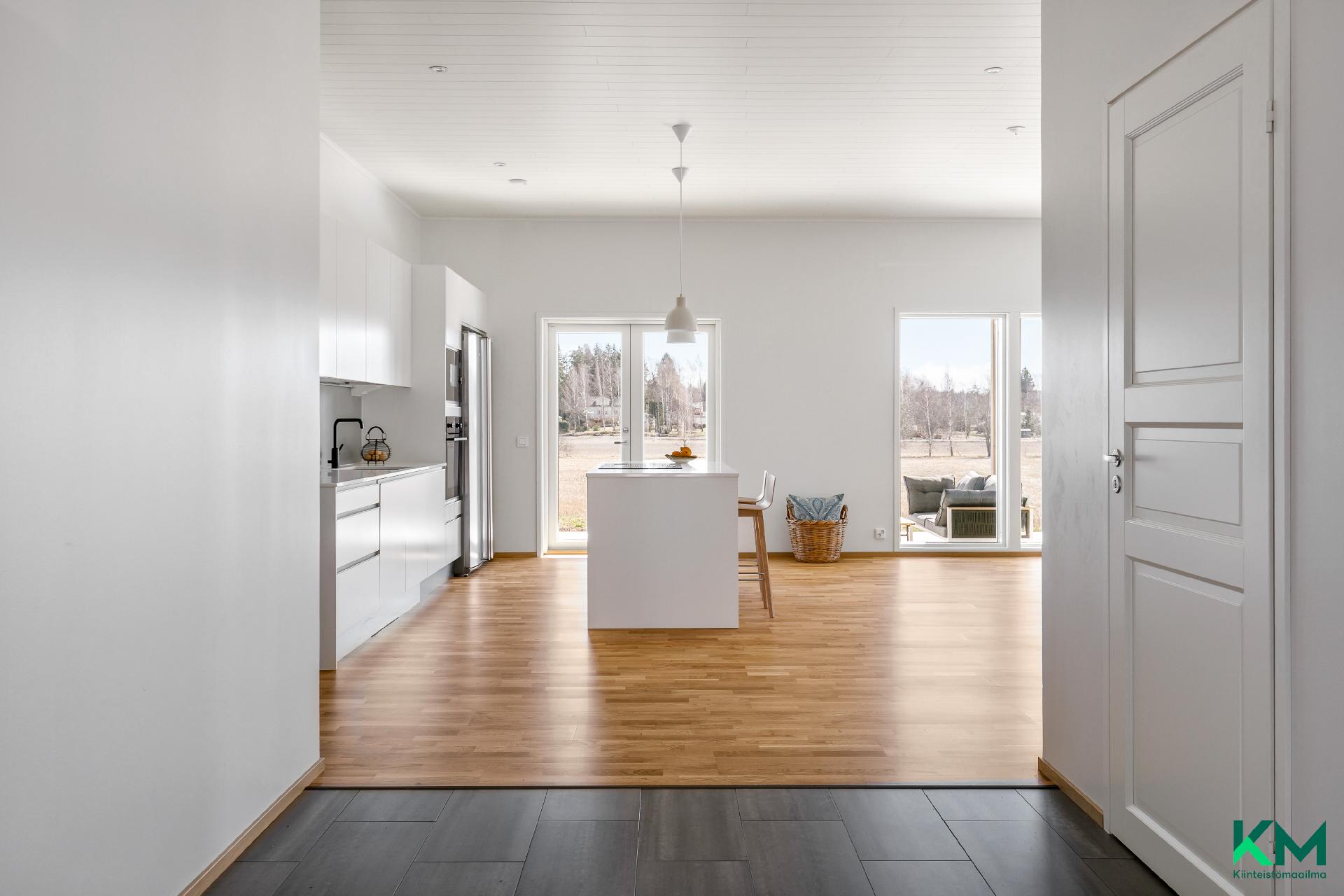 Heti eteisestä avautuu näkymä avaraan tilaan - Från hallen öppnar sig en vy mot det rymliga rummet 