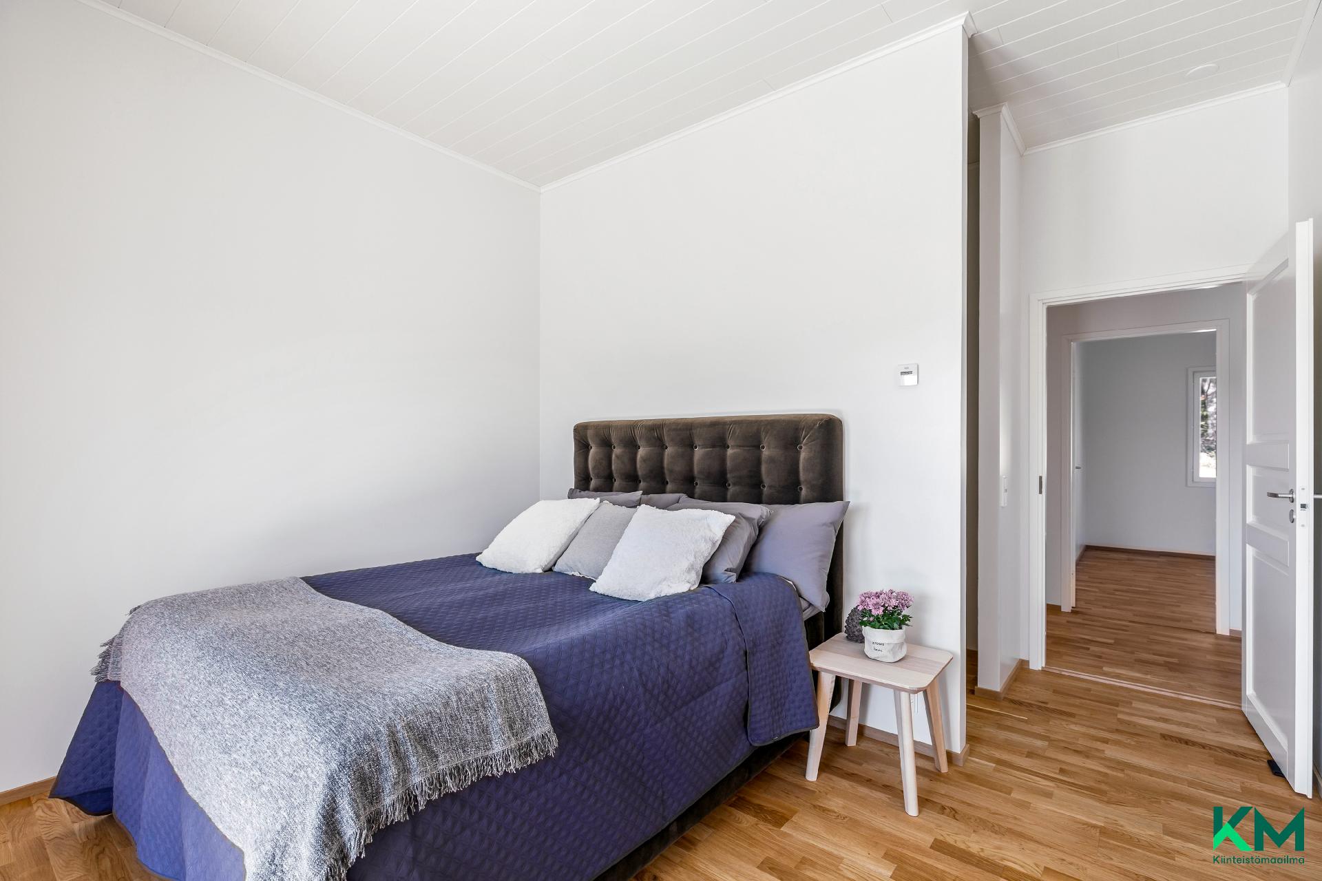 Yksi asunnon neljästä makuuhuoneesta - Ett av bostadens fyra sovrum 