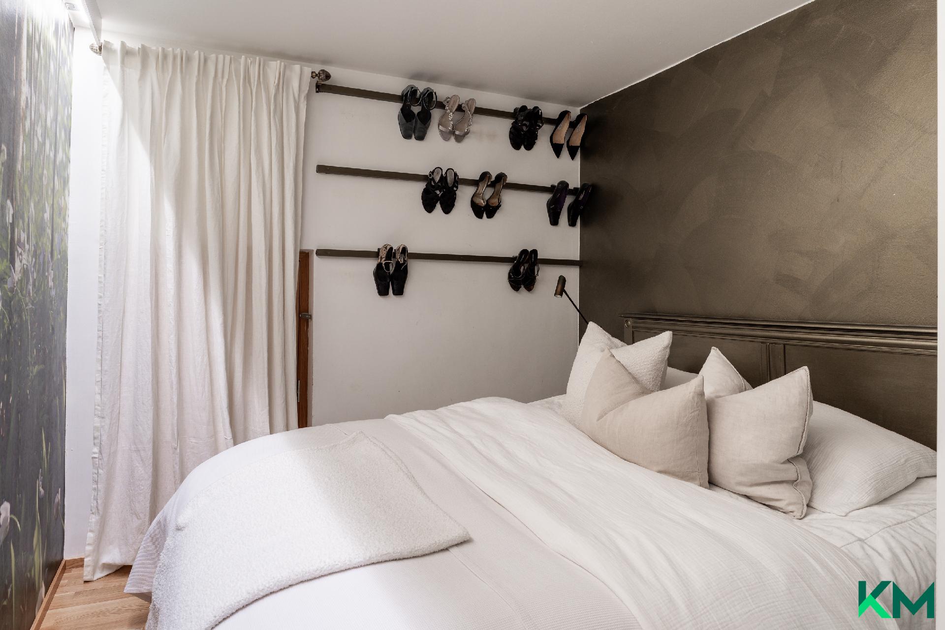 Varasto, joka toimii nyt perheen 5. makuuhuoneena (verhon takana varastotilaa)