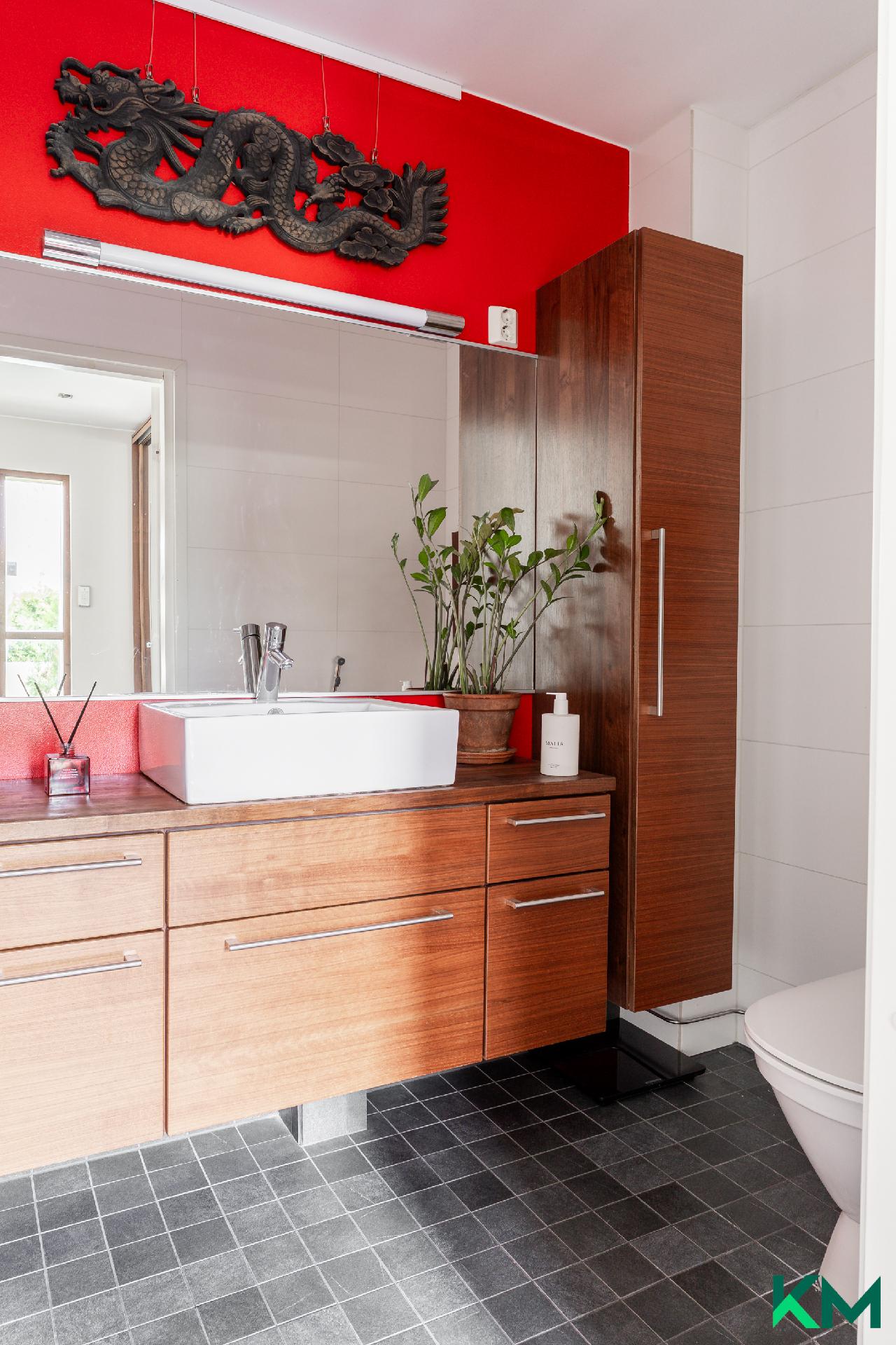 1.kerroksen kylpyhuone (wc ja suihku)