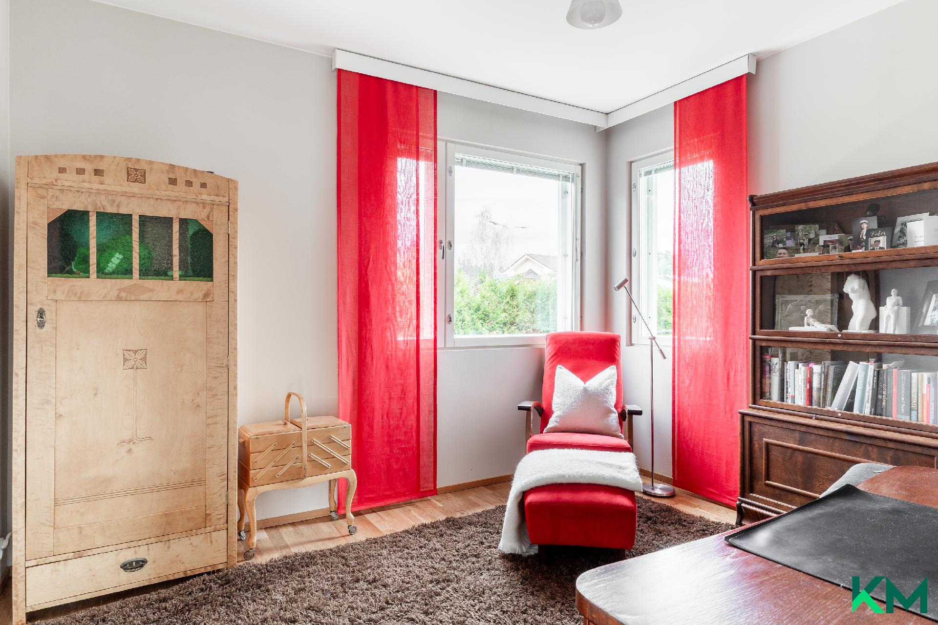 1.kerroksen makuuhuone (1/4)