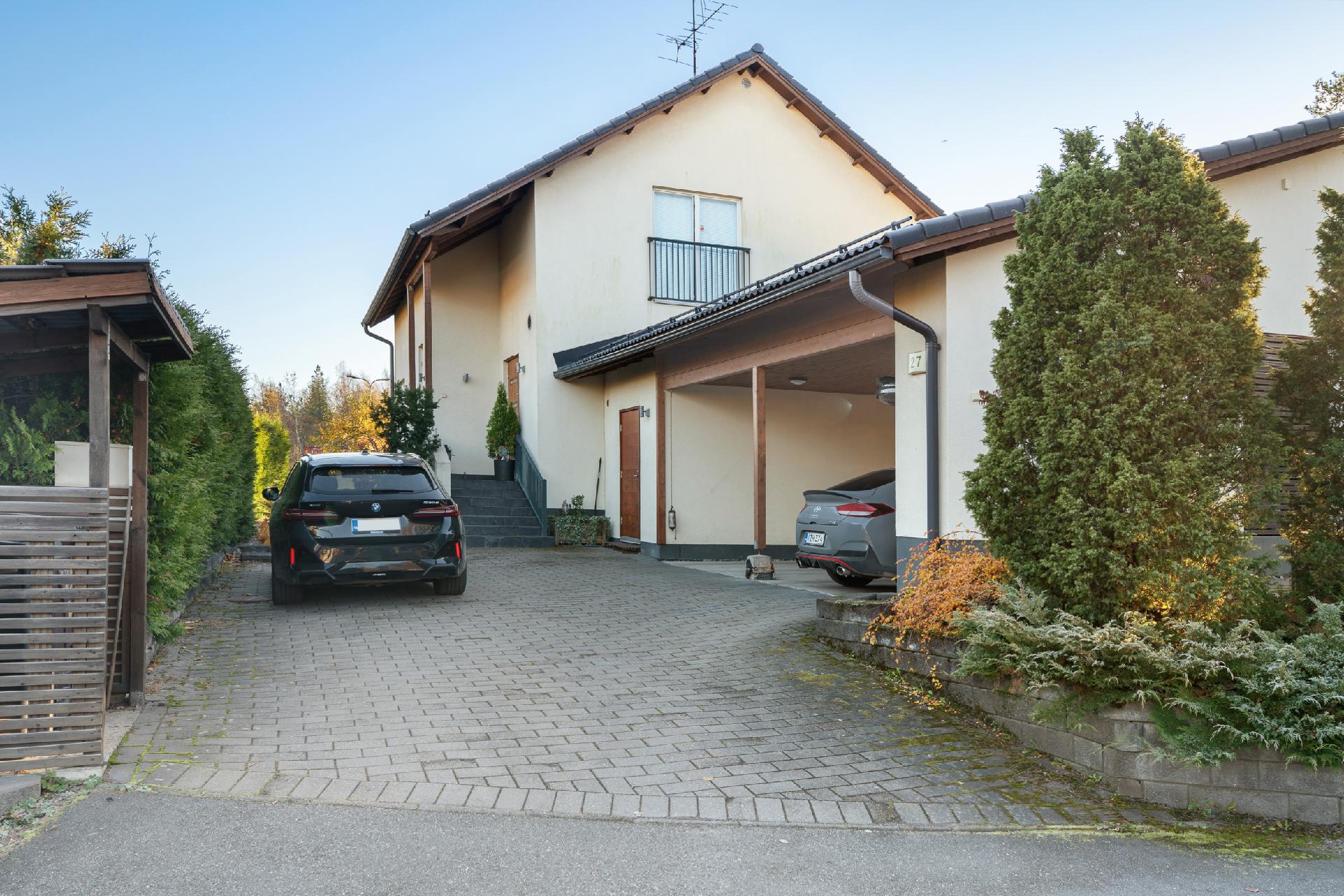 Pihaa mahtuu hyvin autot (eikä lumitöitäkään ole kovin paljon omalla pihalla)