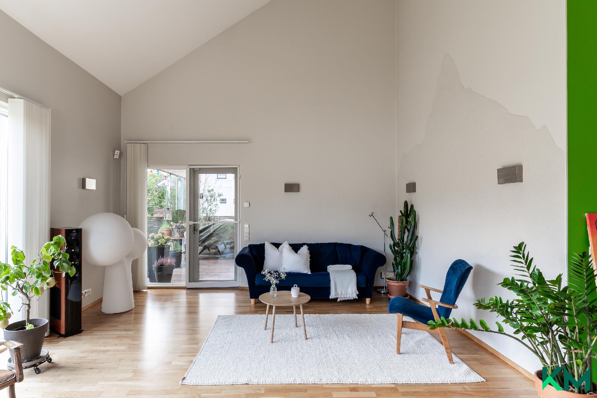 1.krs. olohuone on vinolla katolla täyskorkea tila