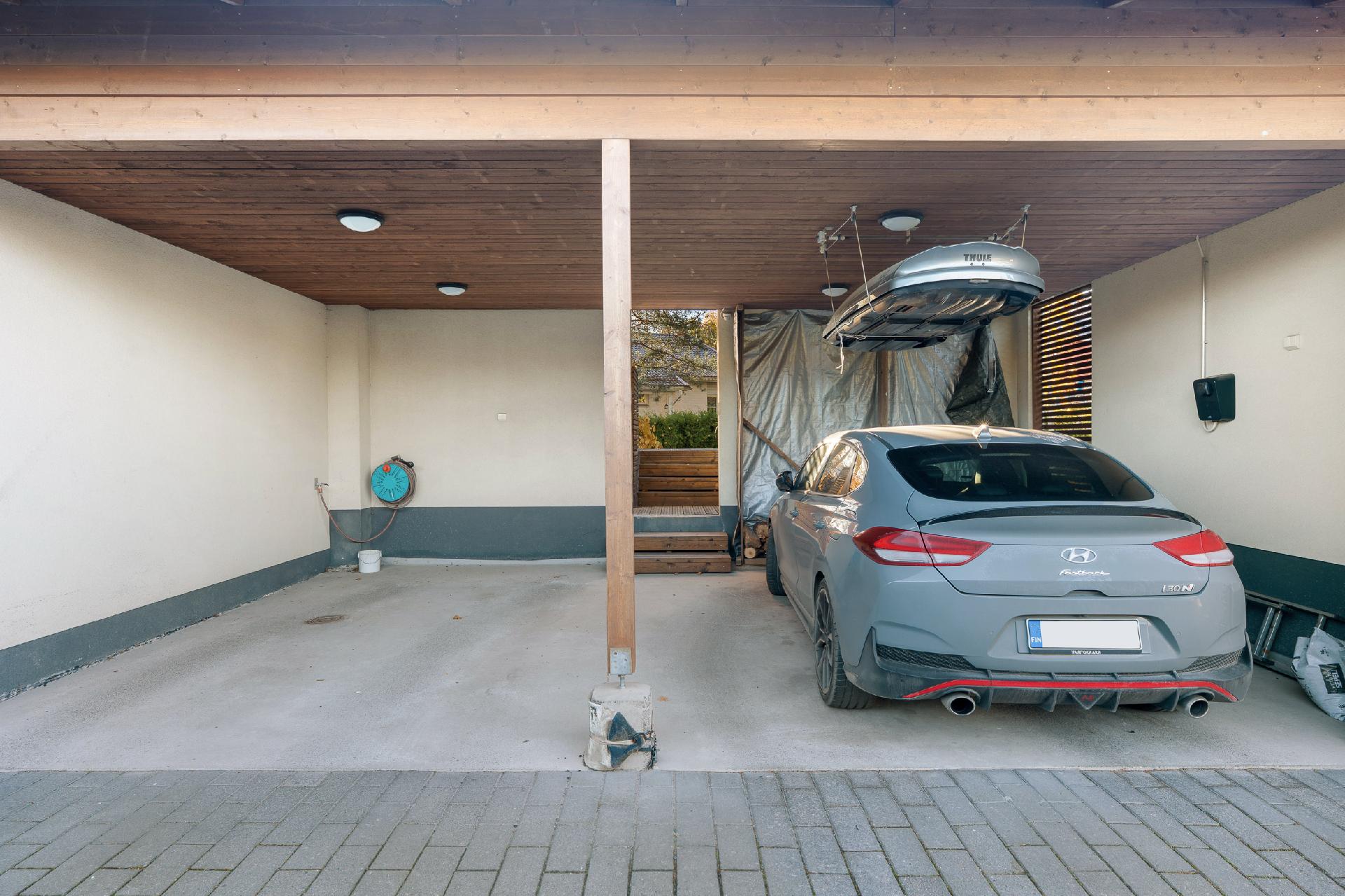 Autokatoksessa vesipiste ja sähköauton latauspiste 11Kwh 