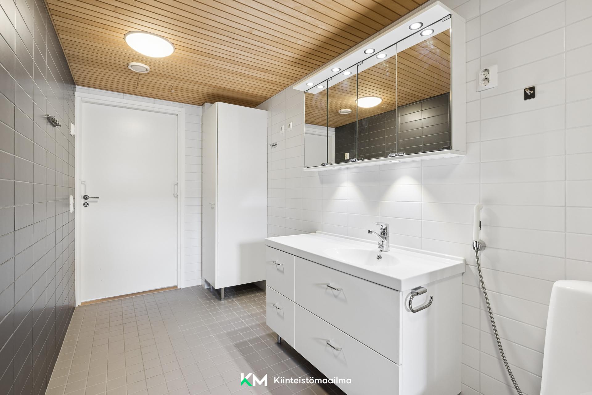 Erittäin tilava kylpyhuone