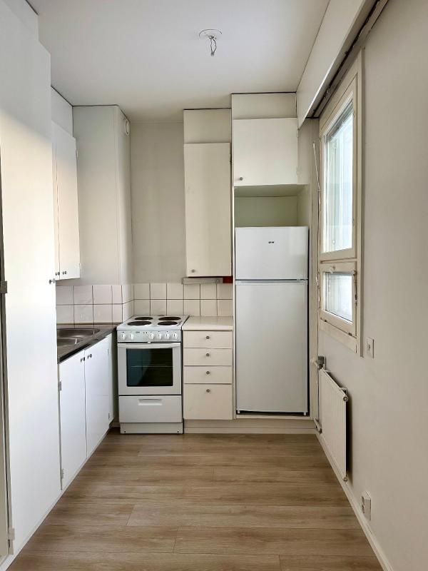 Keittokomeroon mahtuu pöytä