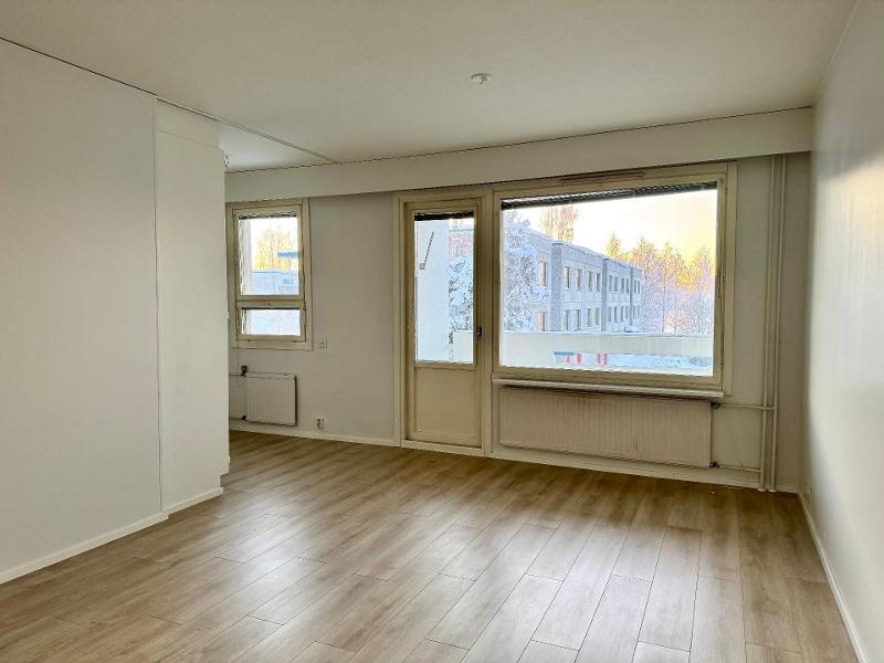 Olohuoneesta lasitetulle parvekkeelle