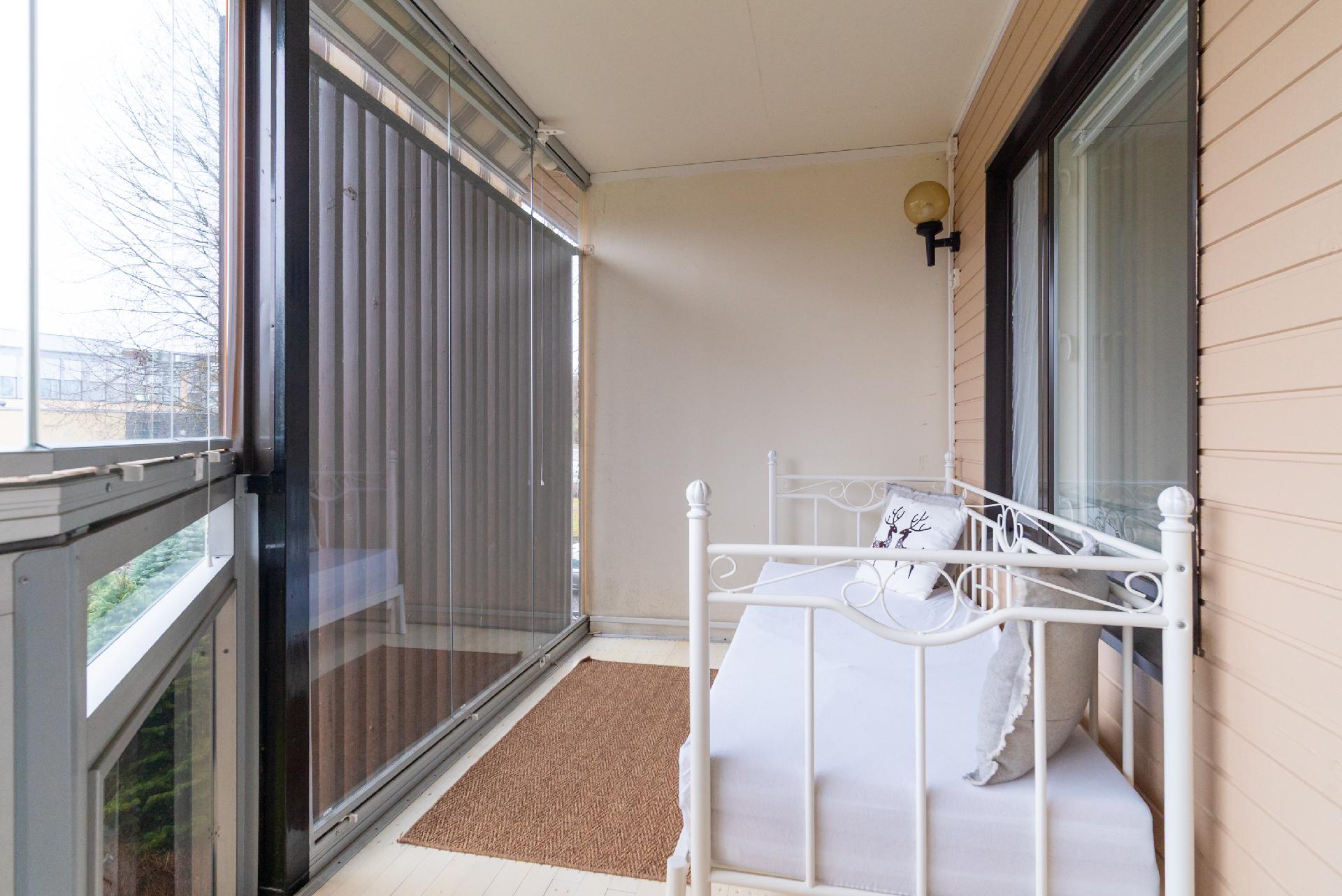 Lasitettu parveke, johon käynti makuuhuoneesta