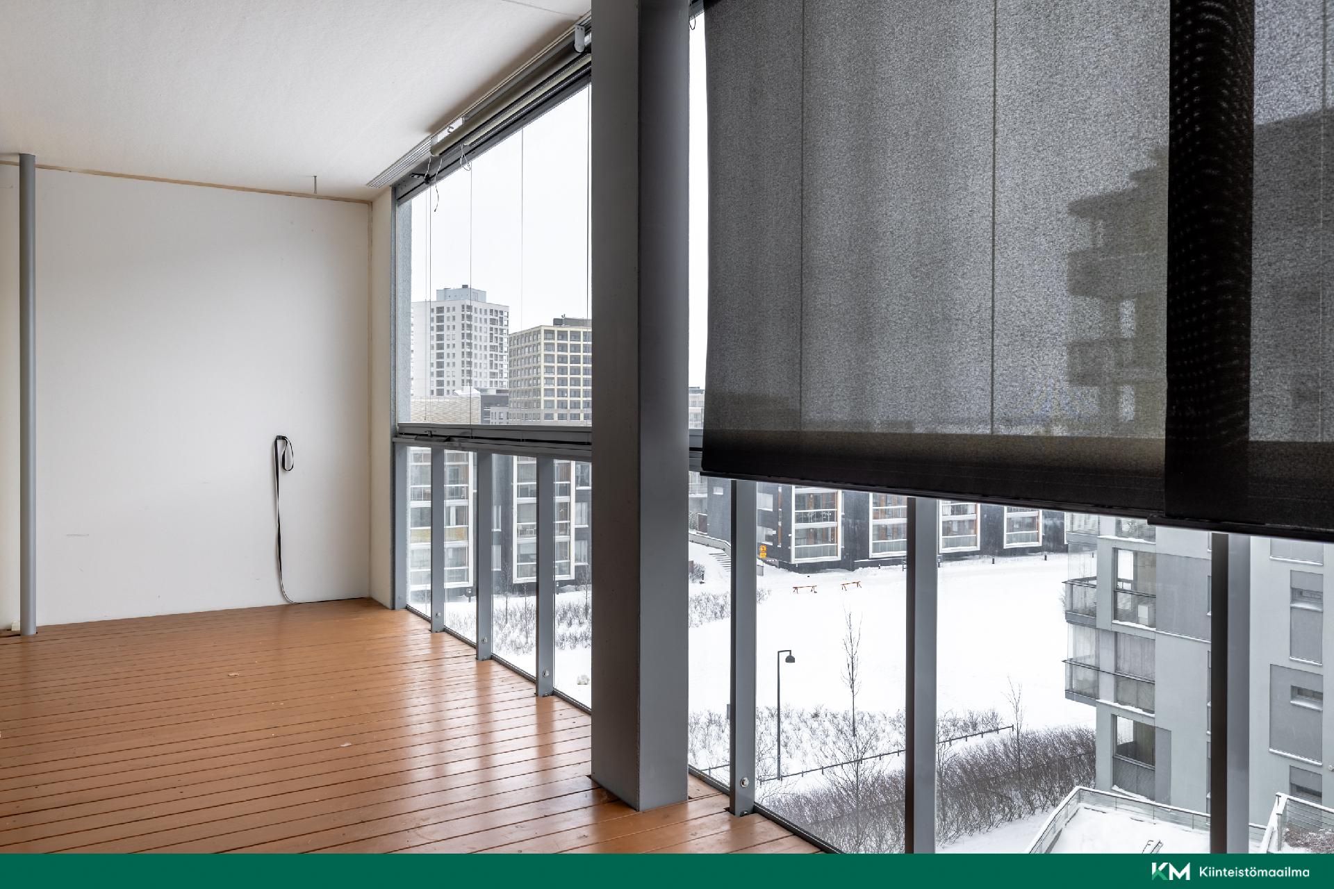 Todella tilava lasitettu parveke