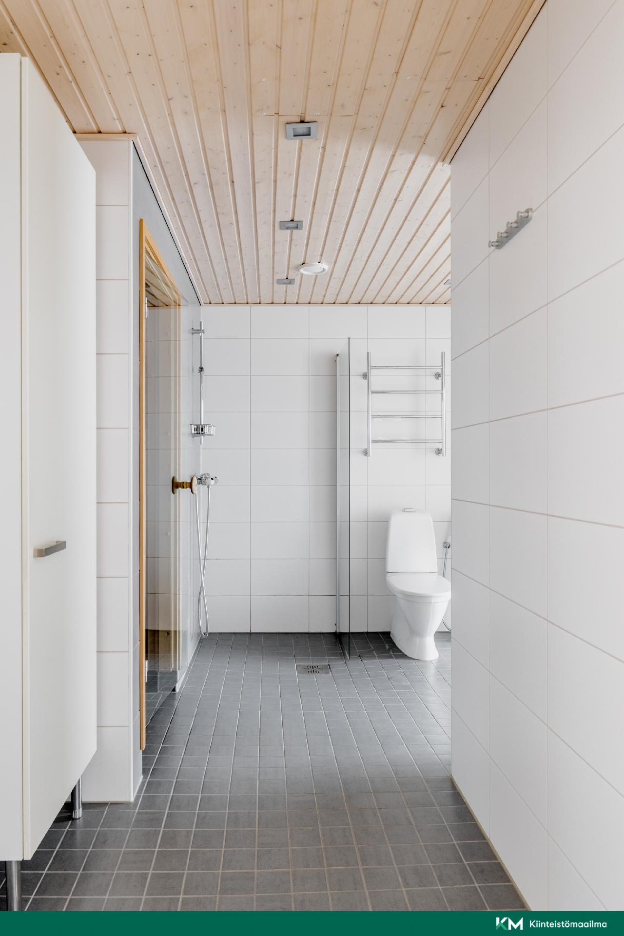 Todella tilava kylpyhuone. Pesutorni mahtuu