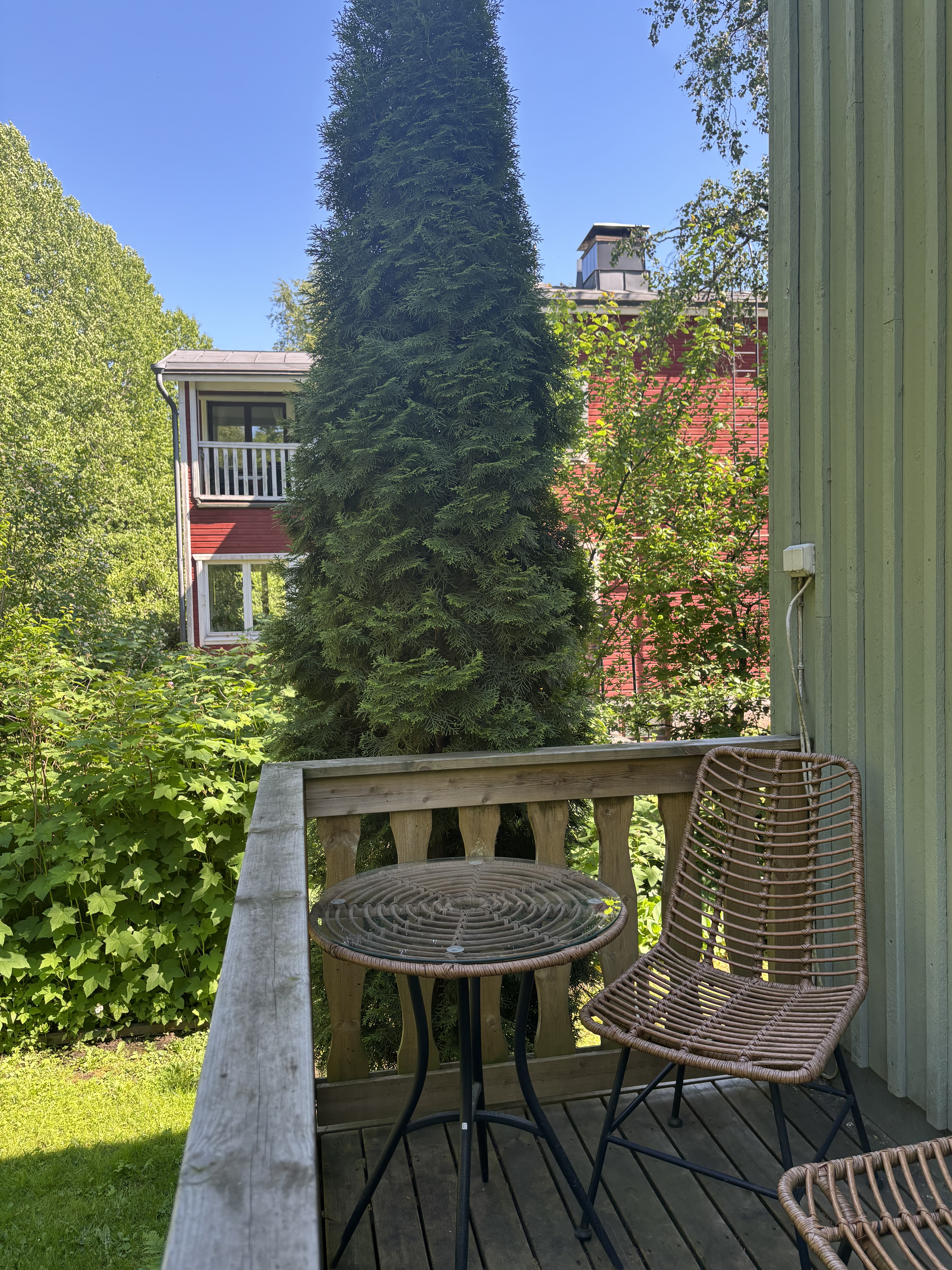 Takapihan puolella terassiparveke