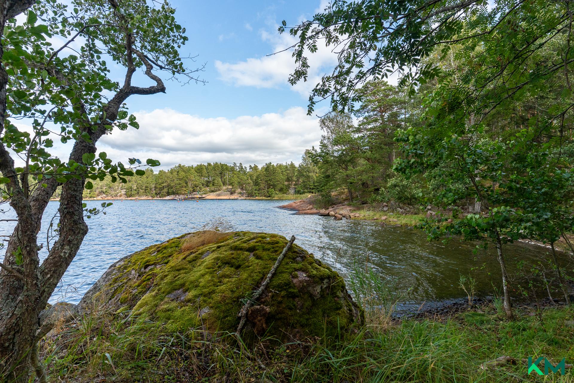 Tälle luonnonkauniille saarelle on noin 20 minuutin venematka