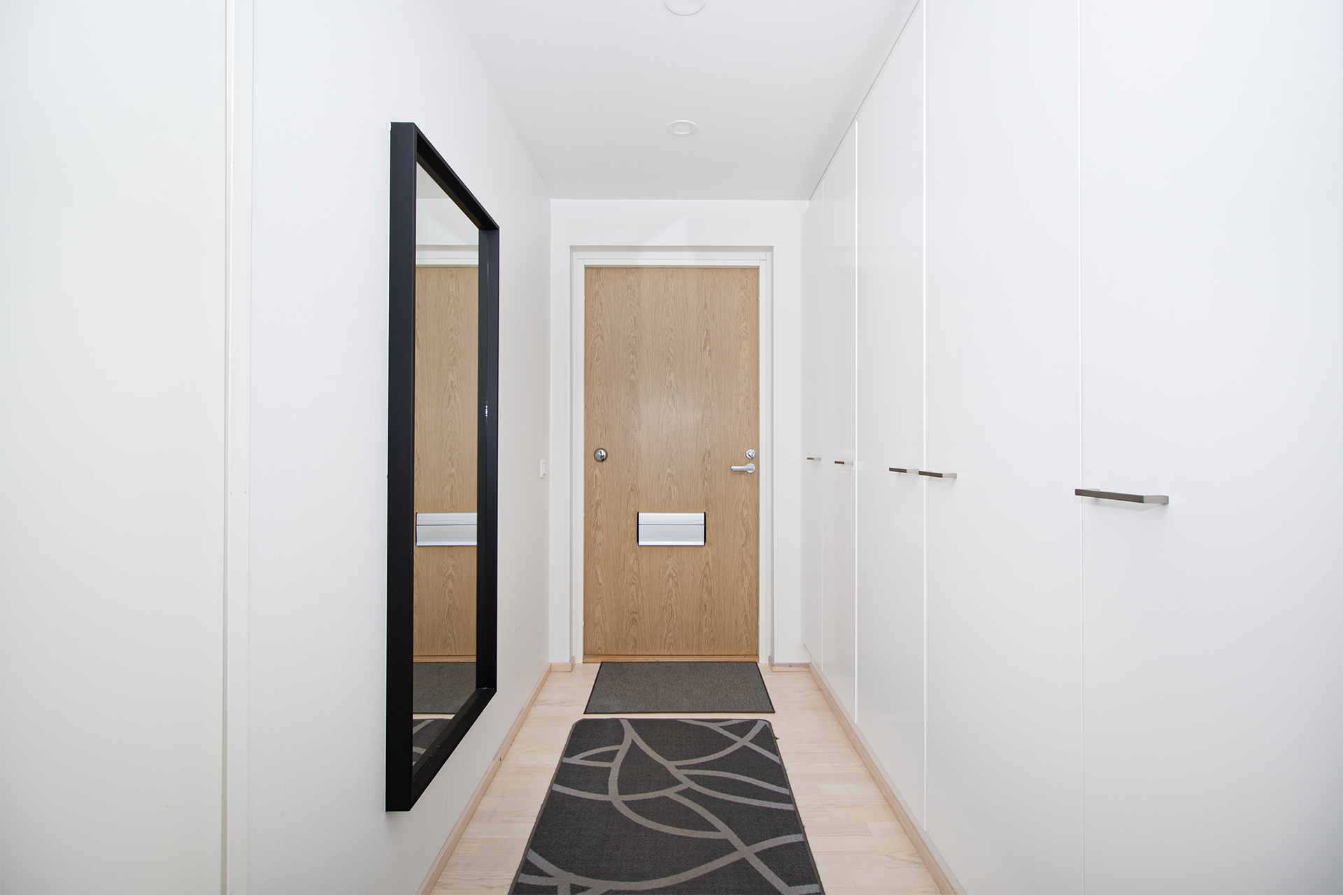 Eteinen, jossa rivi kaapistoja.