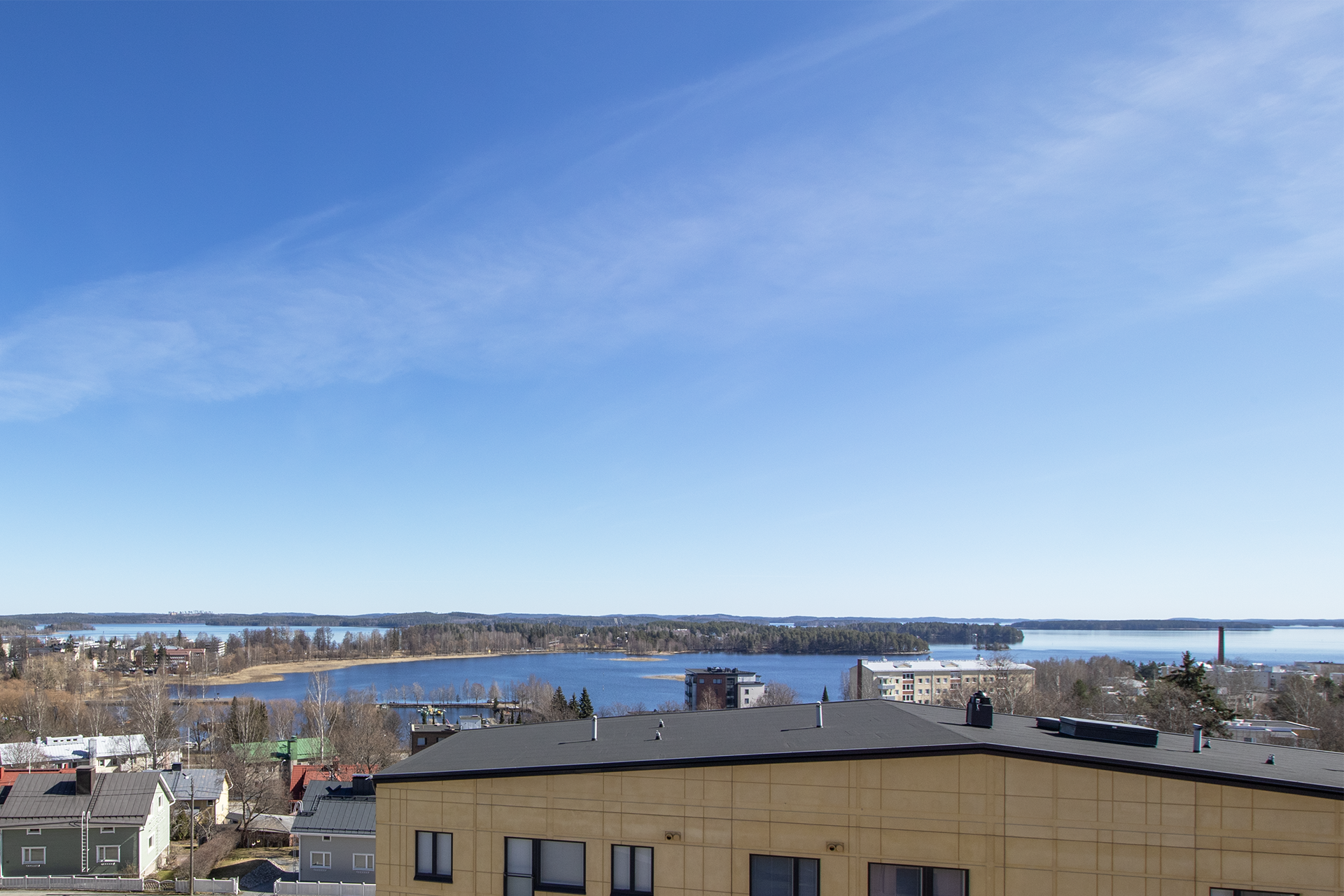 Maisema olohuoneesta sekä makuuhuoneesta.