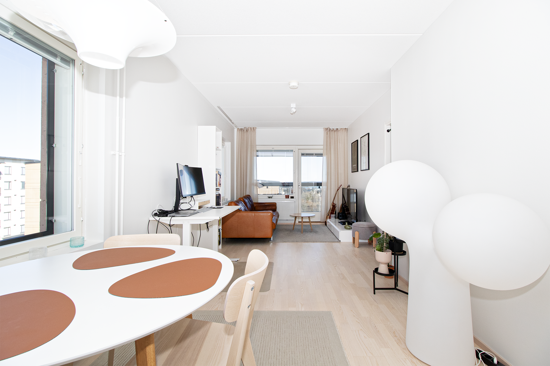 Keittiö ja ruokailutila muodostavat yhtenäisen oleskelutilan.